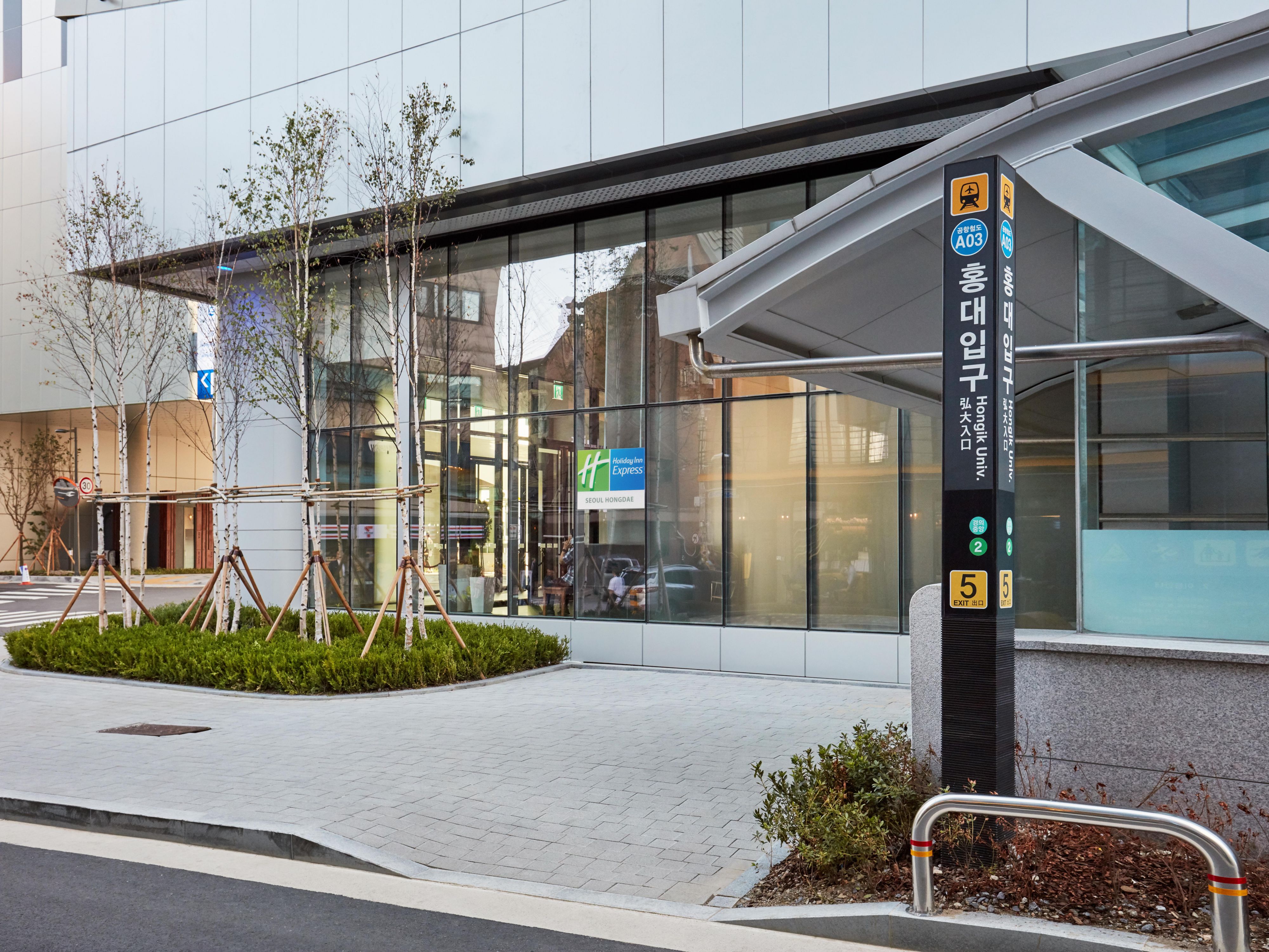 我们的酒店距离弘大站5号出口仅一分钟路程，您可以通过机场铁路直接前往仁川机场。此外，您还可以通过2号线方便地前往首尔的主要旅游景点，如明洞和东大门。