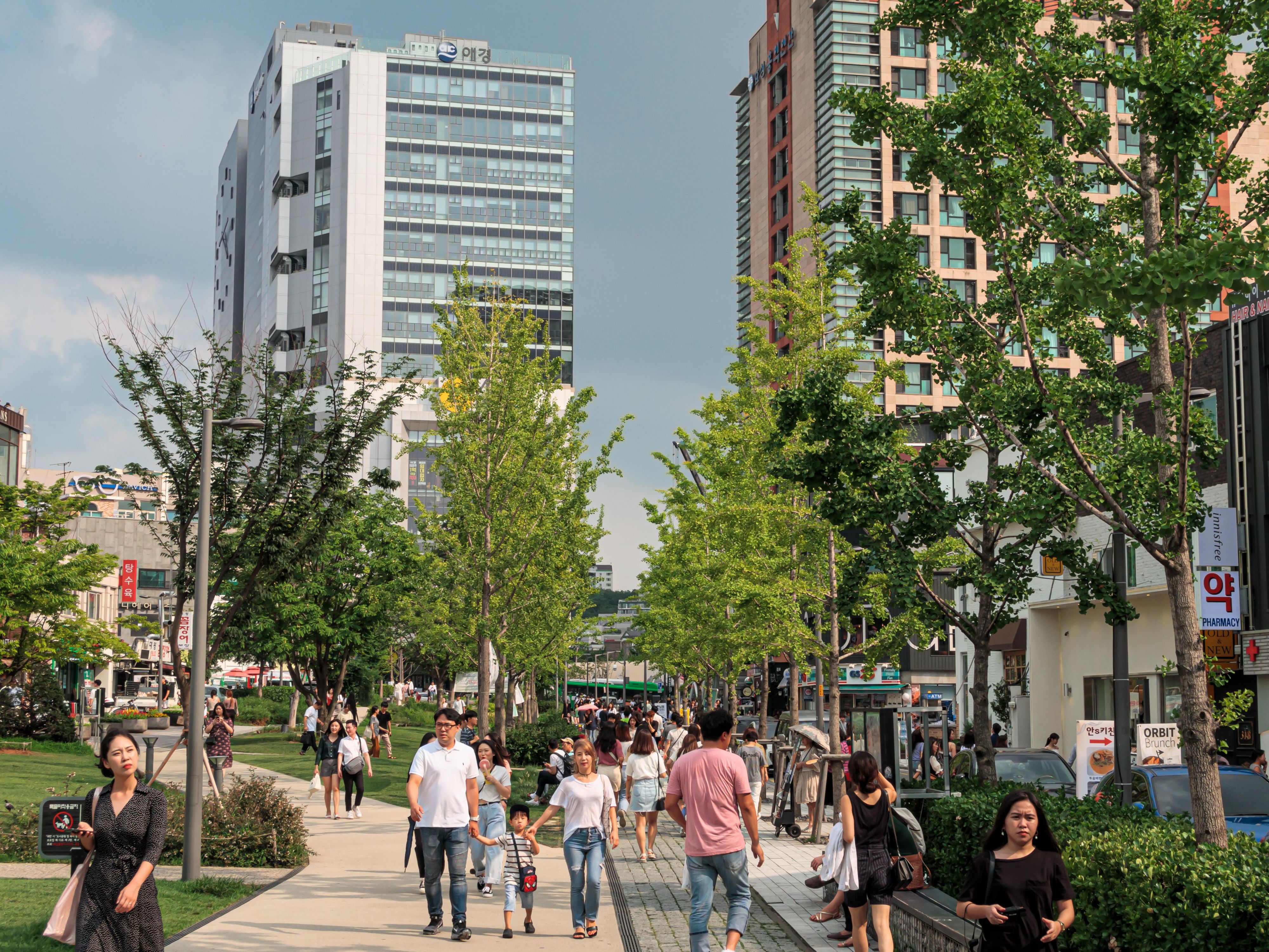 我们的酒店位于AK Plaza，因此非常适合购物，附近有各种时尚美妆品牌店、受欢迎的餐厅和咖啡馆。此外，还有许多观光和娱乐项目，如街头音乐表演、跳蚤市场、旗舰店（Kakao Friends/Line Friends）、 公园和街头美食。