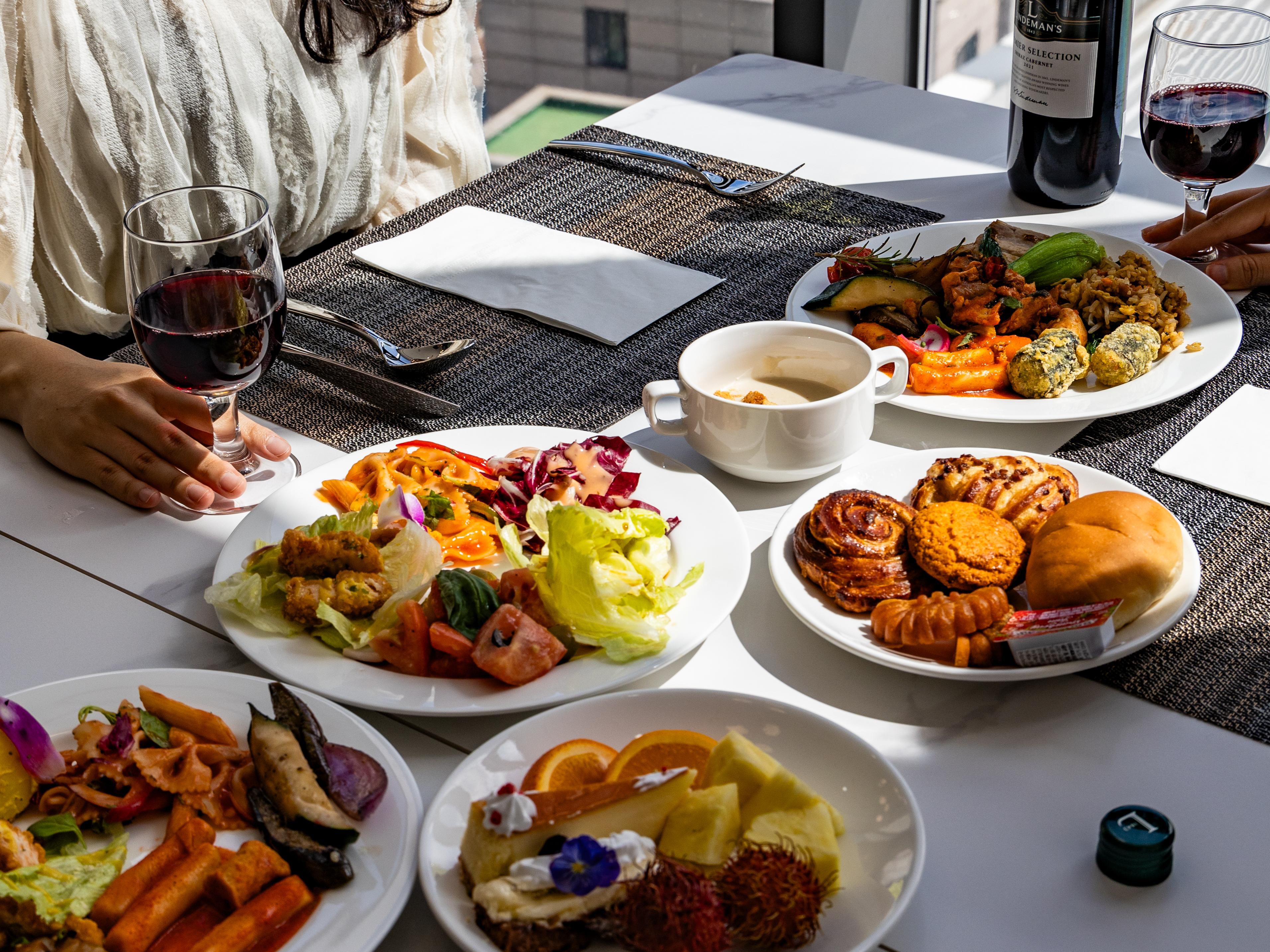 'Sunset Cloud' 是由首尔弘大假日酒店举办的自助午餐。
在这里，您可以在舒适和现代的氛围中自由享受新鲜多样的食物，包括韩国、中国和西餐。
在舒适而现代的氛围中，欣赏着弘大城市的美景，搭配各种美食和葡萄酒，度过悠闲的时光。
-营业时间：每天12:00 ~ 14:00
-自助餐价格（每人）：成人 - 19,800 韩元，小学生 - 9,900 韩元，7岁以下儿童免费