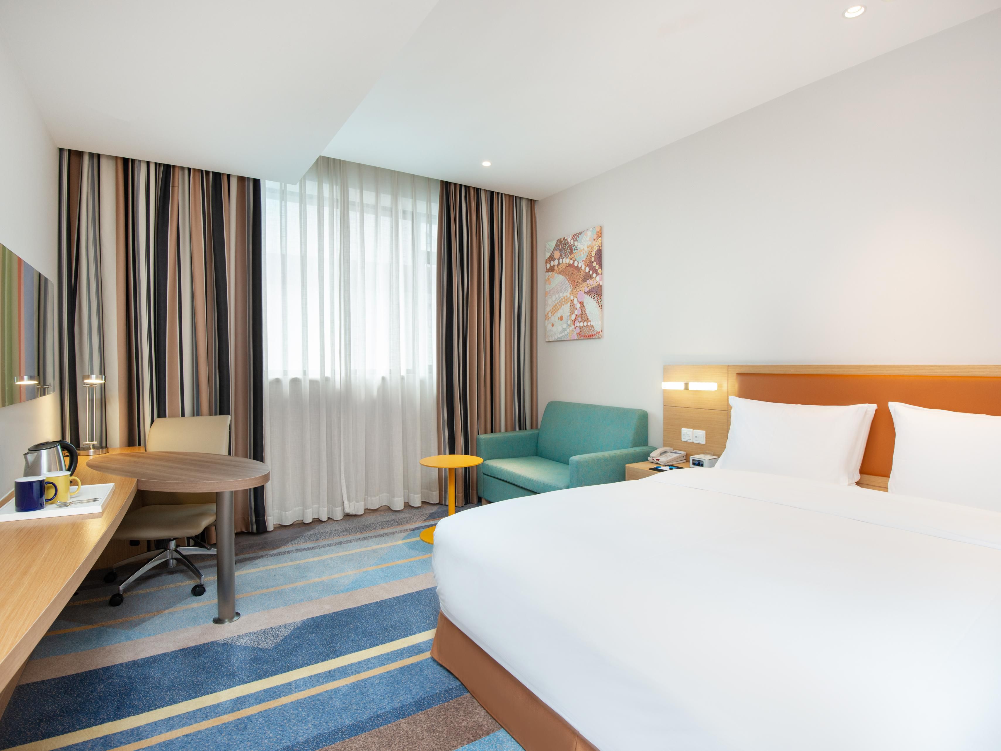 1 Queen Bed Standard Extra Floor Space