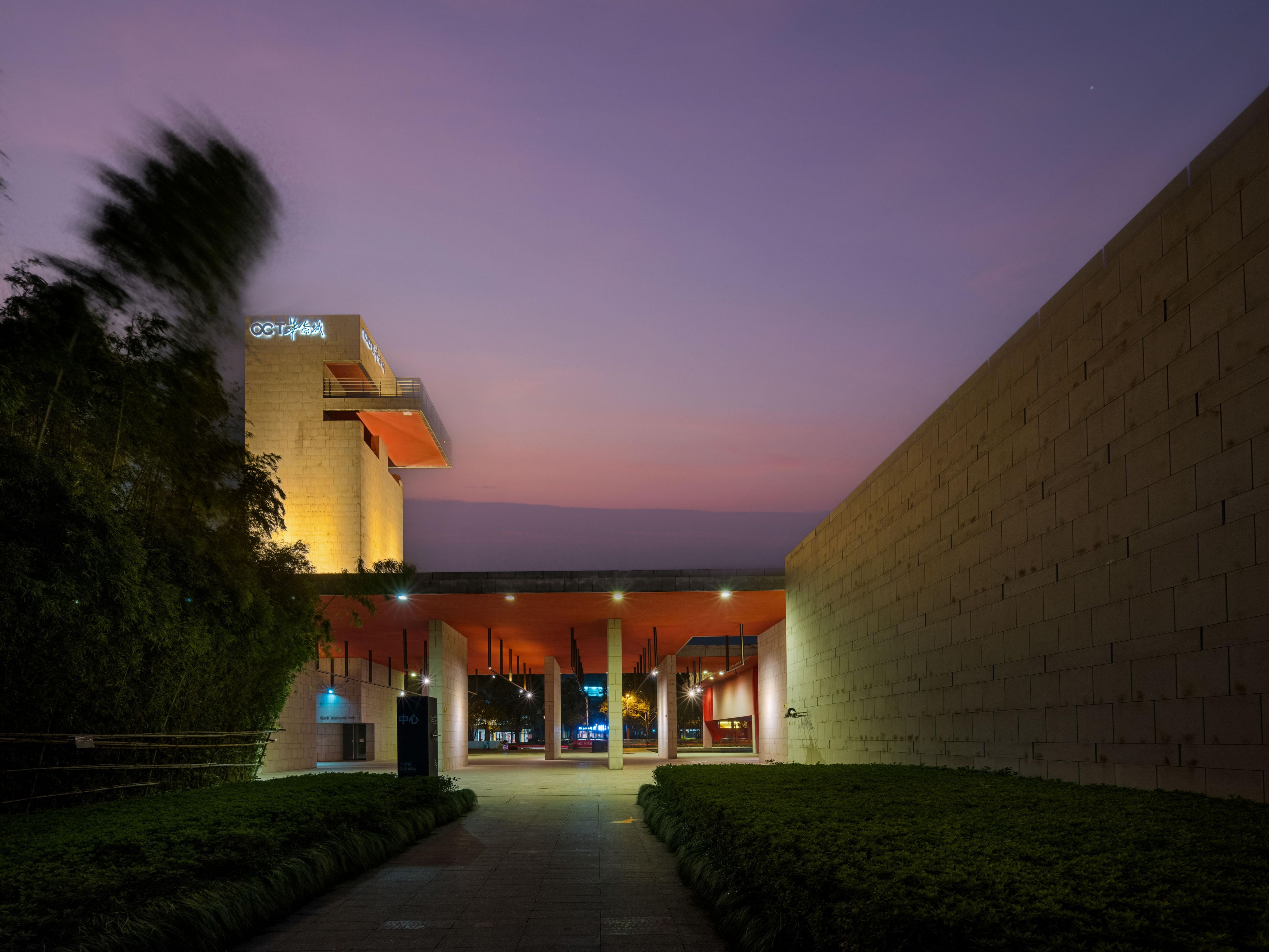 上海浦江智选假日酒店坐落于闵行区浦江镇，酒店距离前滩世贸约6公里，世博展览馆约13公里，外滩豫园约17.1公里，新国际博览中心约22公里，迪士尼度假区约23.7公里。酒店周边配套齐全，华侨城的OMALL配有大型超市，商场，餐饮等可以满足客人的日常所需。