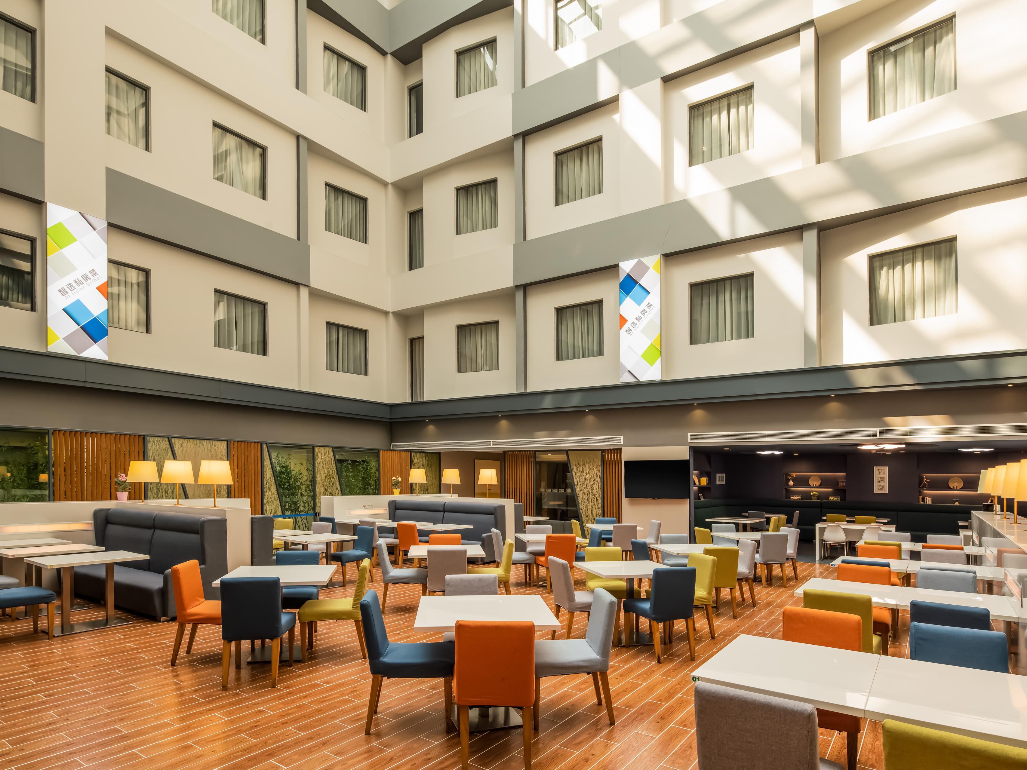 酒店四层的智.空间拥有300平方米的玻璃屋顶，这里为大家提供免费自助营养早餐和非常具有特色的智选私房菜，让您不出酒店体验特色美食。