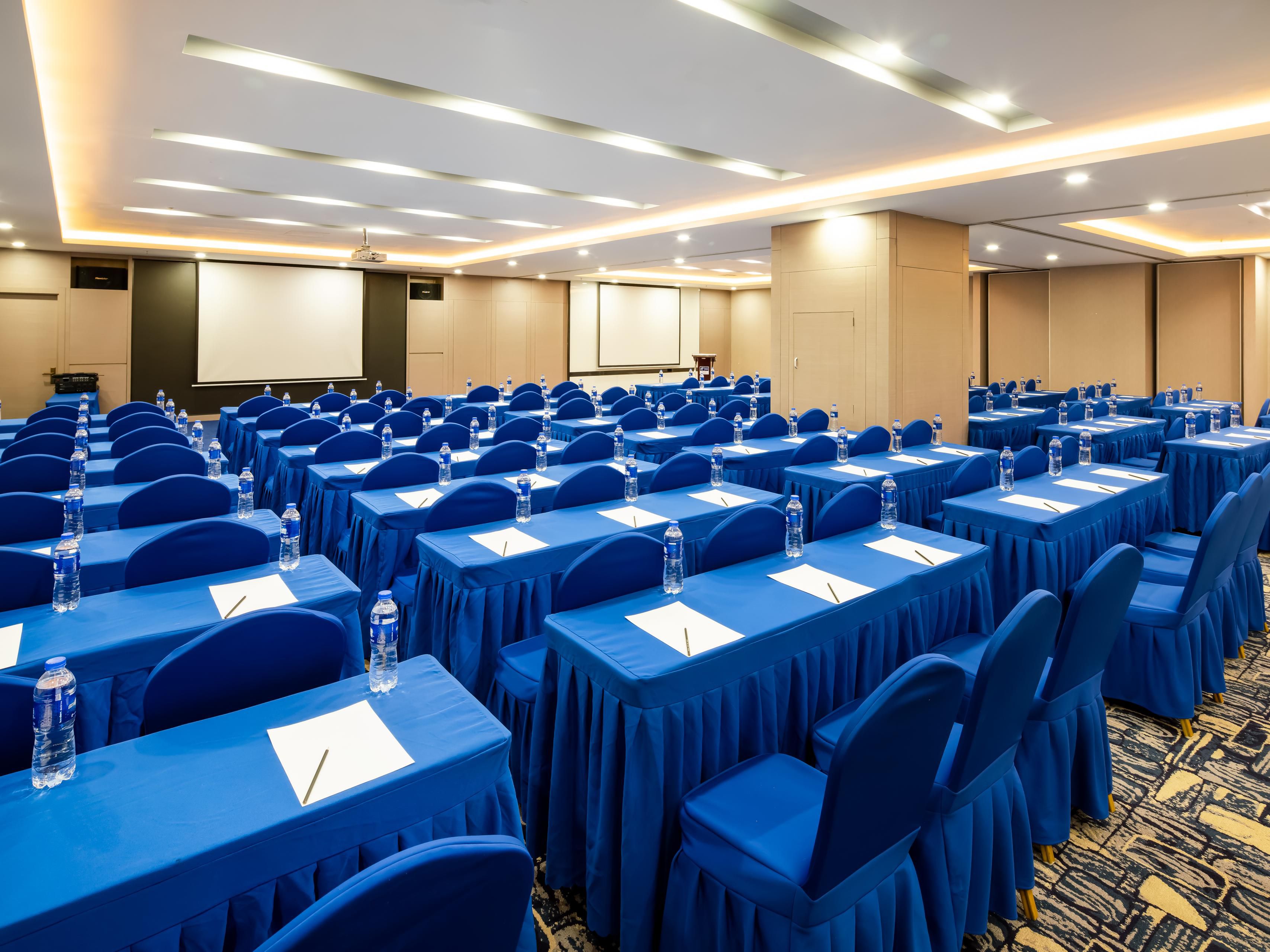 为了满足商务客人的需求，酒店精心设计了3间80-240平方米的会议室并配备了高清LED显示屏。