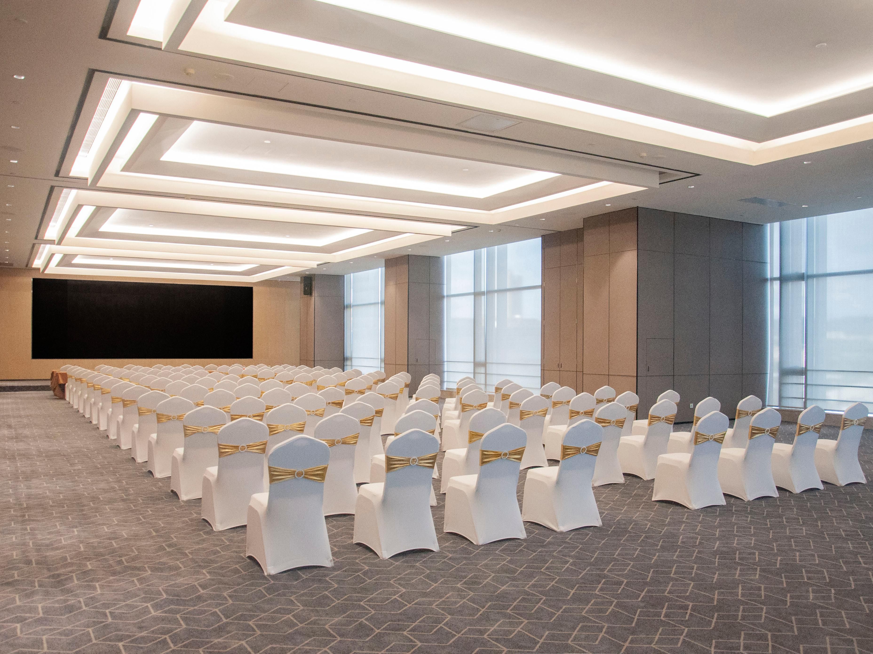 There are three meeting rooms of different sizes, the largest meeting room area is 406 square meters