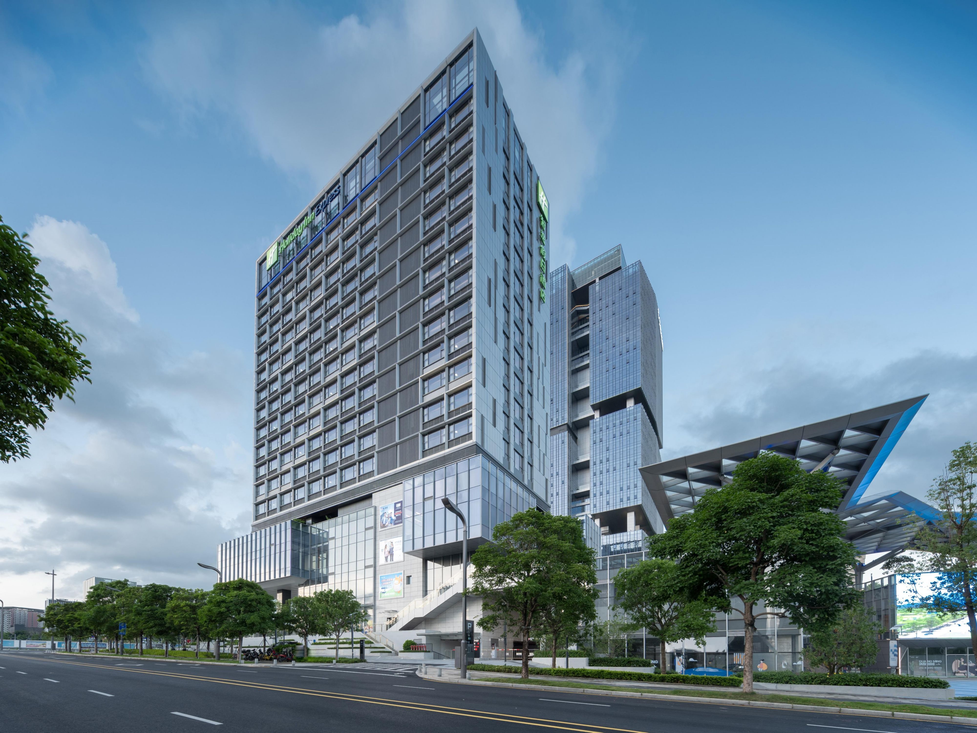 房间布置温馨，光线明亮且宜人。床铺柔软舒适，配有高品质的床上用品，确保您能拥有良好的睡眠体验。客房内设有宽敞的工作区域，方便您处理工作事务。现代化的电视提供丰富的节目选择，满足您的娱乐需求。卫生间干净整洁，配备齐全的洗漱用品。整体装饰风格简约而不失时尚，色彩搭配协调，营造出一种轻松愉悦的氛围，让您在旅途中能感受到家一般的温馨与自在。