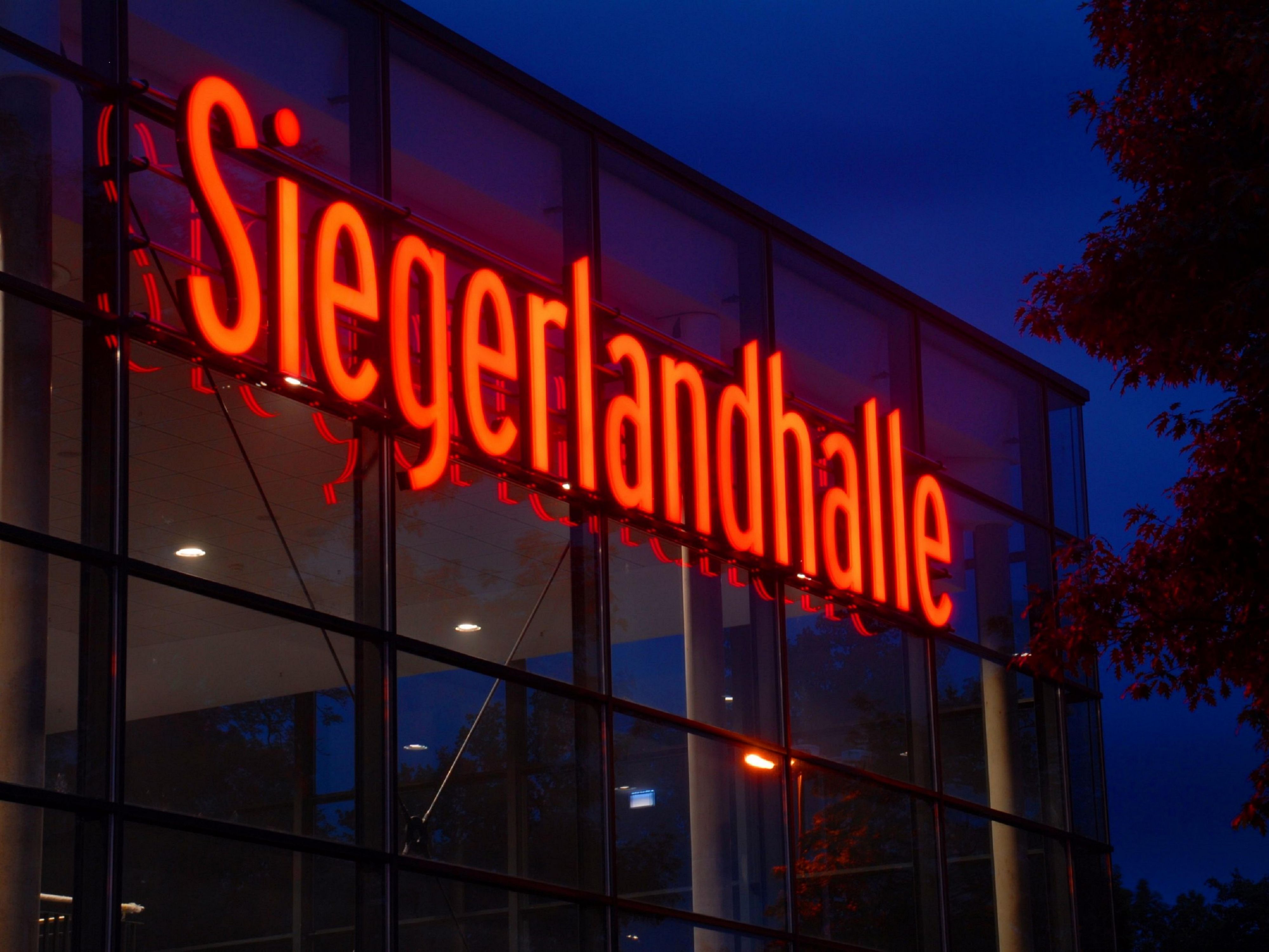 Only 200 metres from our hotel you will find the Siegerlandhalle, where you can experience conferences, trade fairs, events and concerts live.