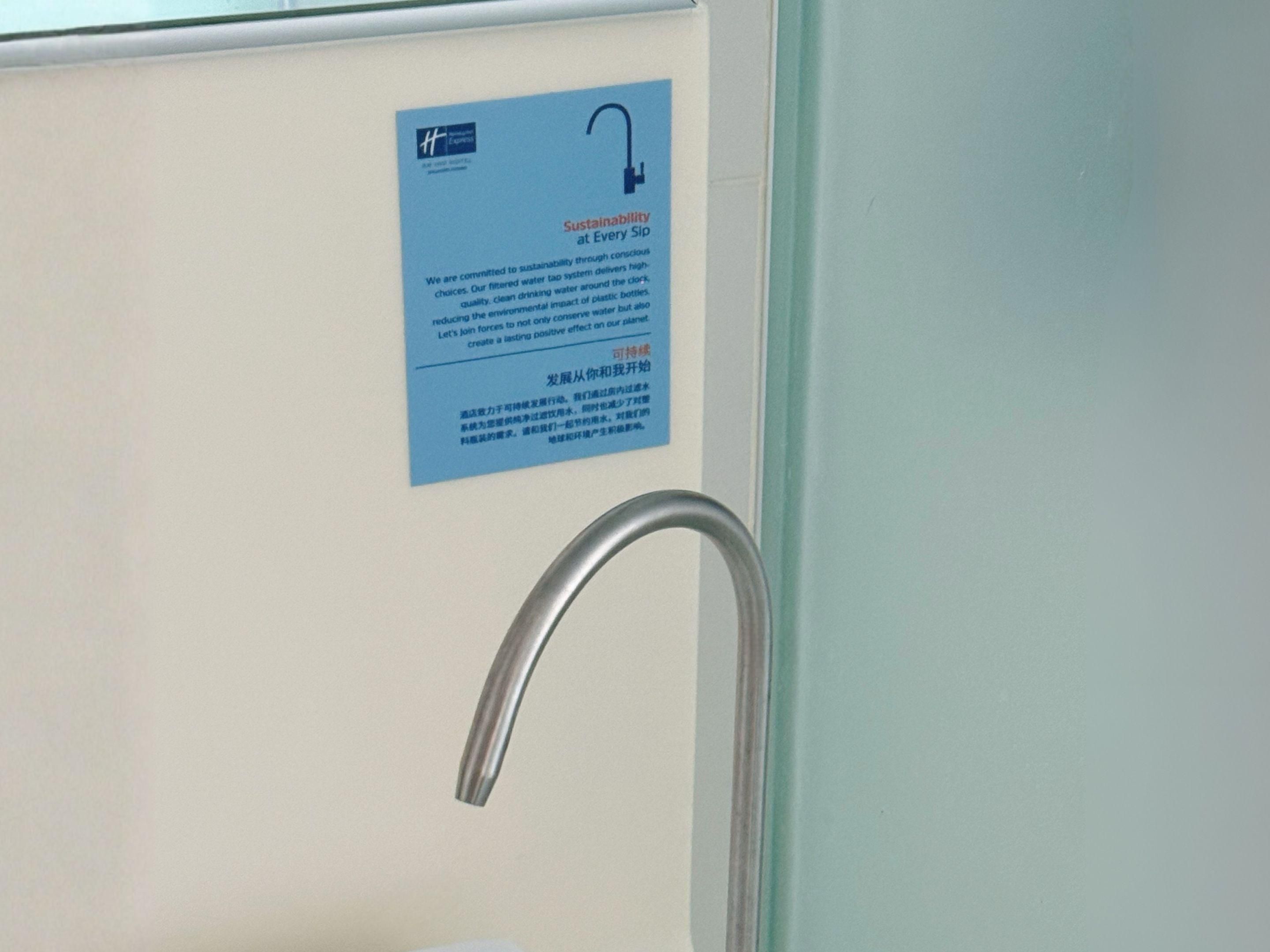 可容纳 5 人的 24 小时会议室也具备了无线网让您使用。