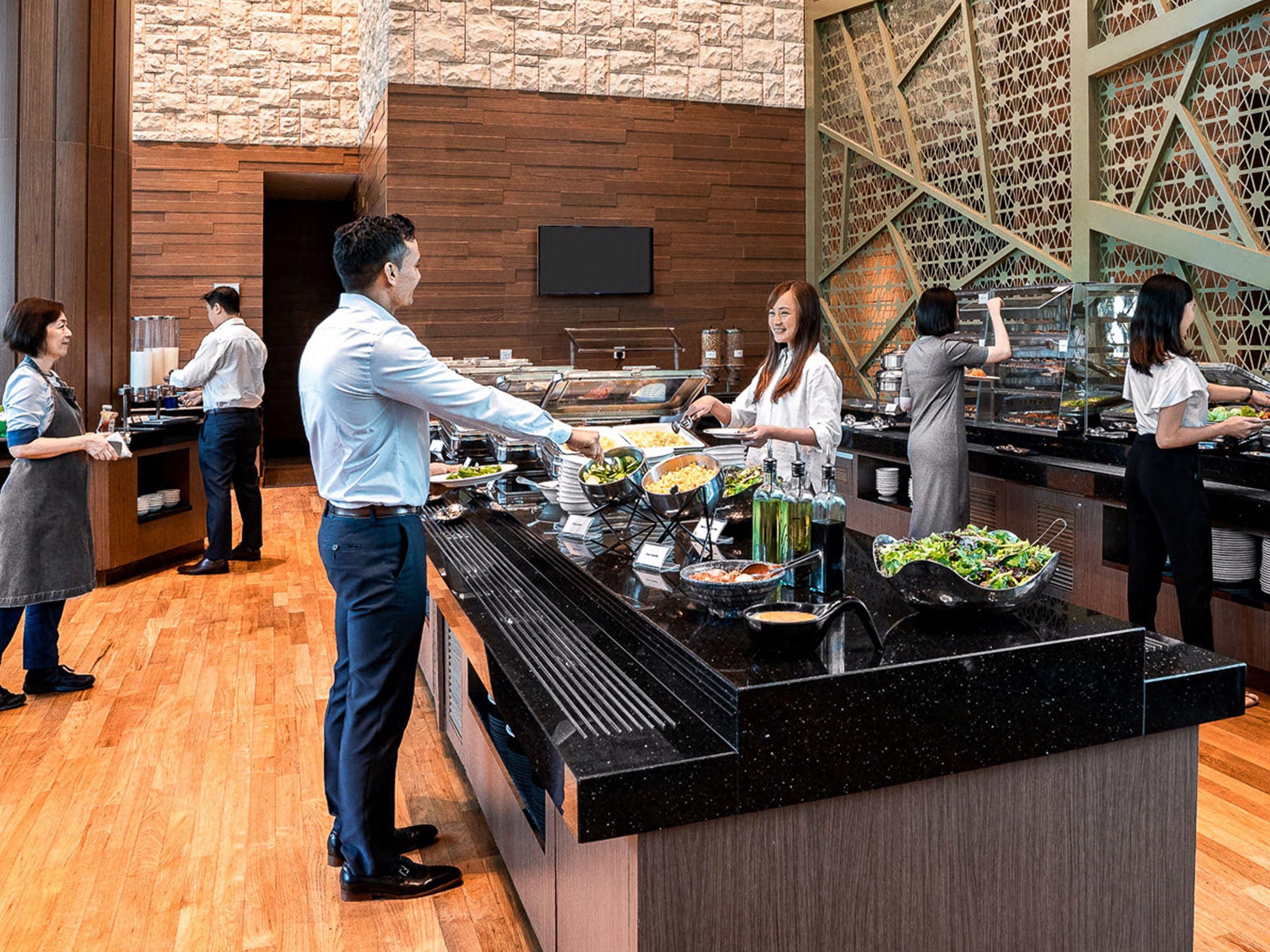 Enjoy free Express Start Breakfast at the Great Room from 6.30am to 10.30am on weekdays and 6.30am to 11.00am on weekends. Kick-start your day with a selection of beverages, pastries and international and local dishes.