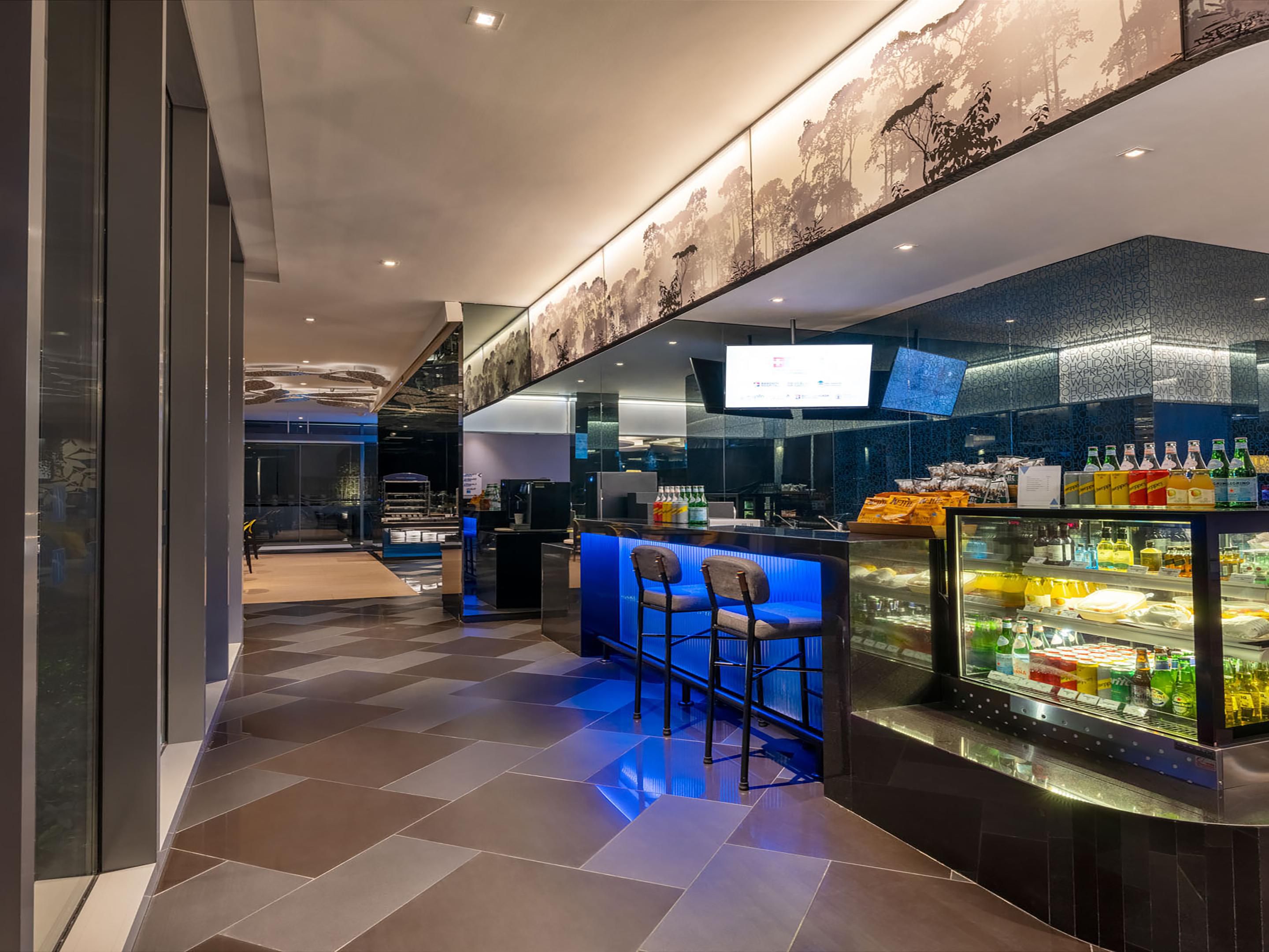 在我们的 Great Bar 全天享用各种酒精和非酒精饮料、小吃、便餐和简单优惠。在这里，您还可以找到我们的 Grab & Go 选项，适合那些匆忙吃早餐的人。