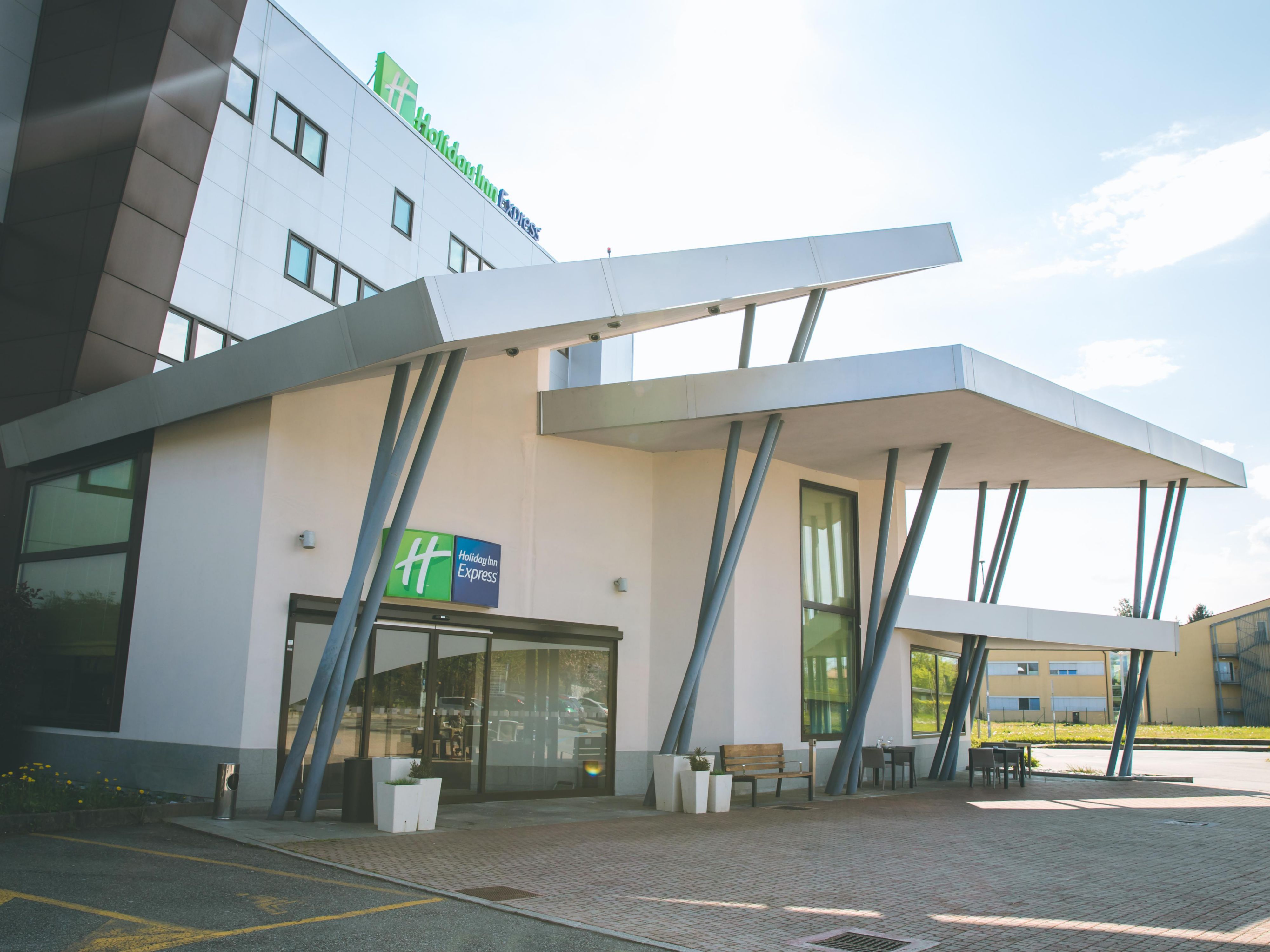 Hotel airport shuttle service available from both terminals. On request and upon daily availability. Call reception to organize transfers: 0039 0331 21161. On charge. Bus stop at Terminal 1: arrivals floor, EXIT DOOR N° 10. Bus stop at Terminal 2: departures area, in front of BANK BPM.