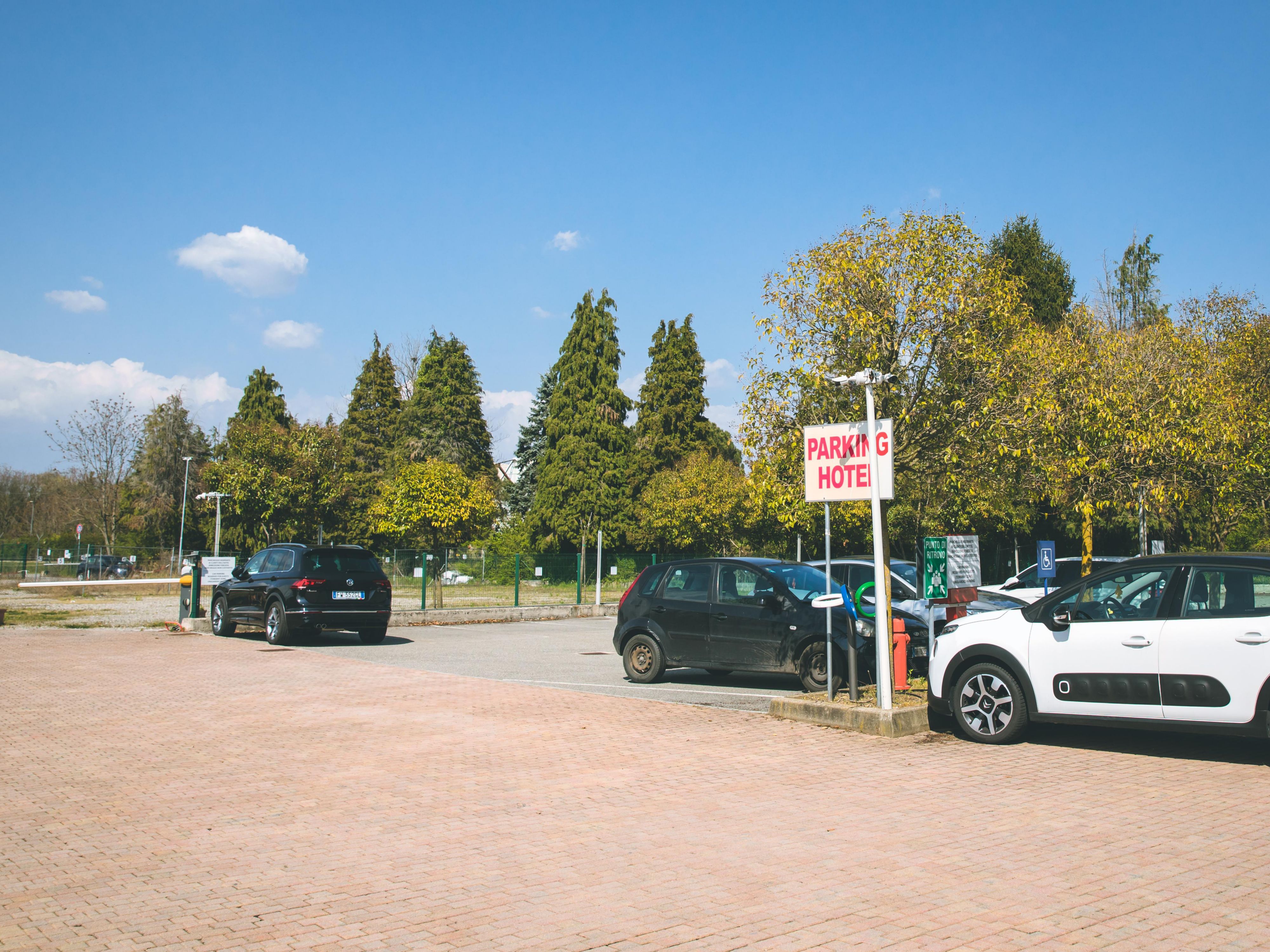 Use our external parking, complimentary during your stay.
If you have to catch a flight, ask us about the program park, stay and go for extended parking after your check-out.