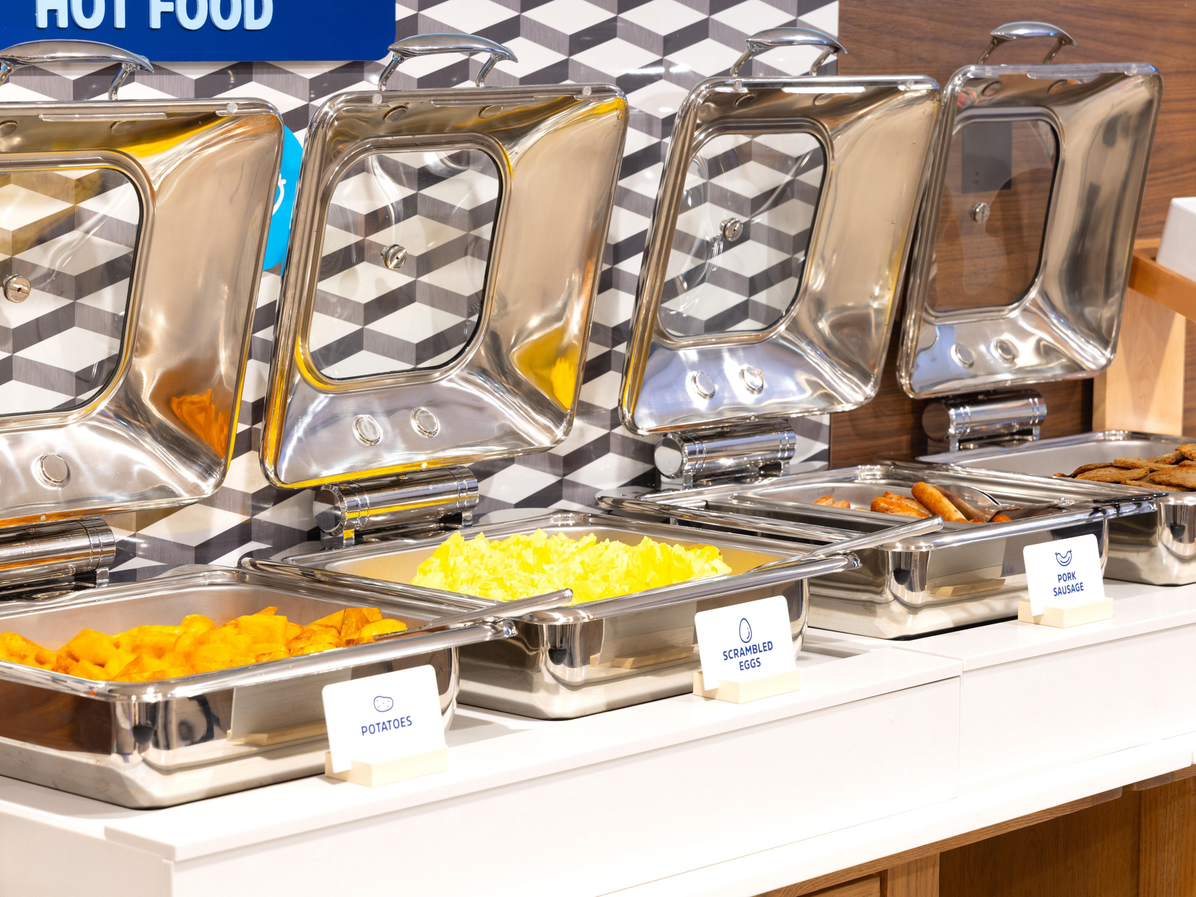 Kick start your day with our free Express Start Breakfast, with grab ‘n’ go options and favorites such as eggs and bacon, hot pancakes, our signature cinnamon rolls and fresh coffee. 