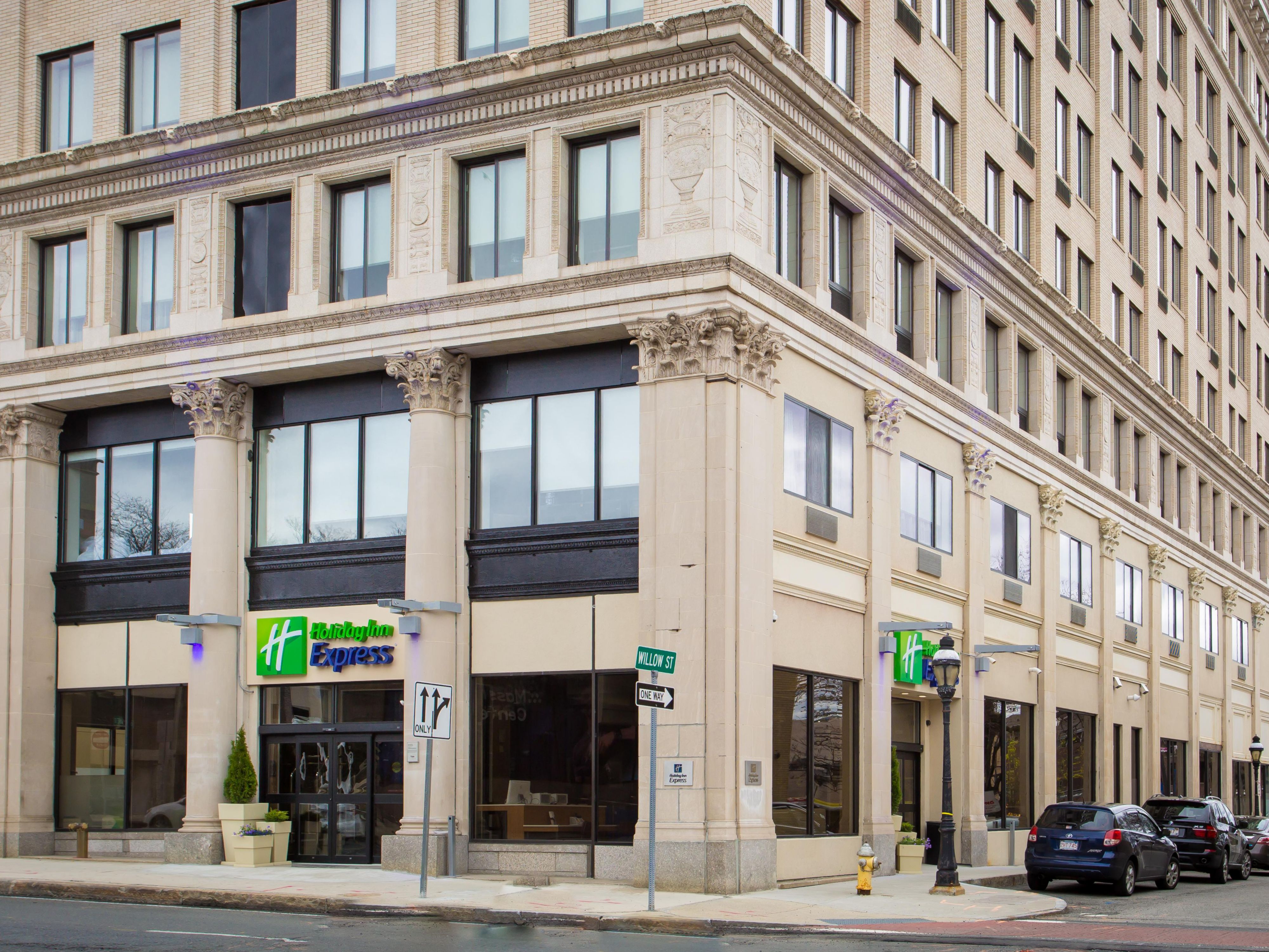 Welcome to the Holiday Inn Express Sprigfield Downtown