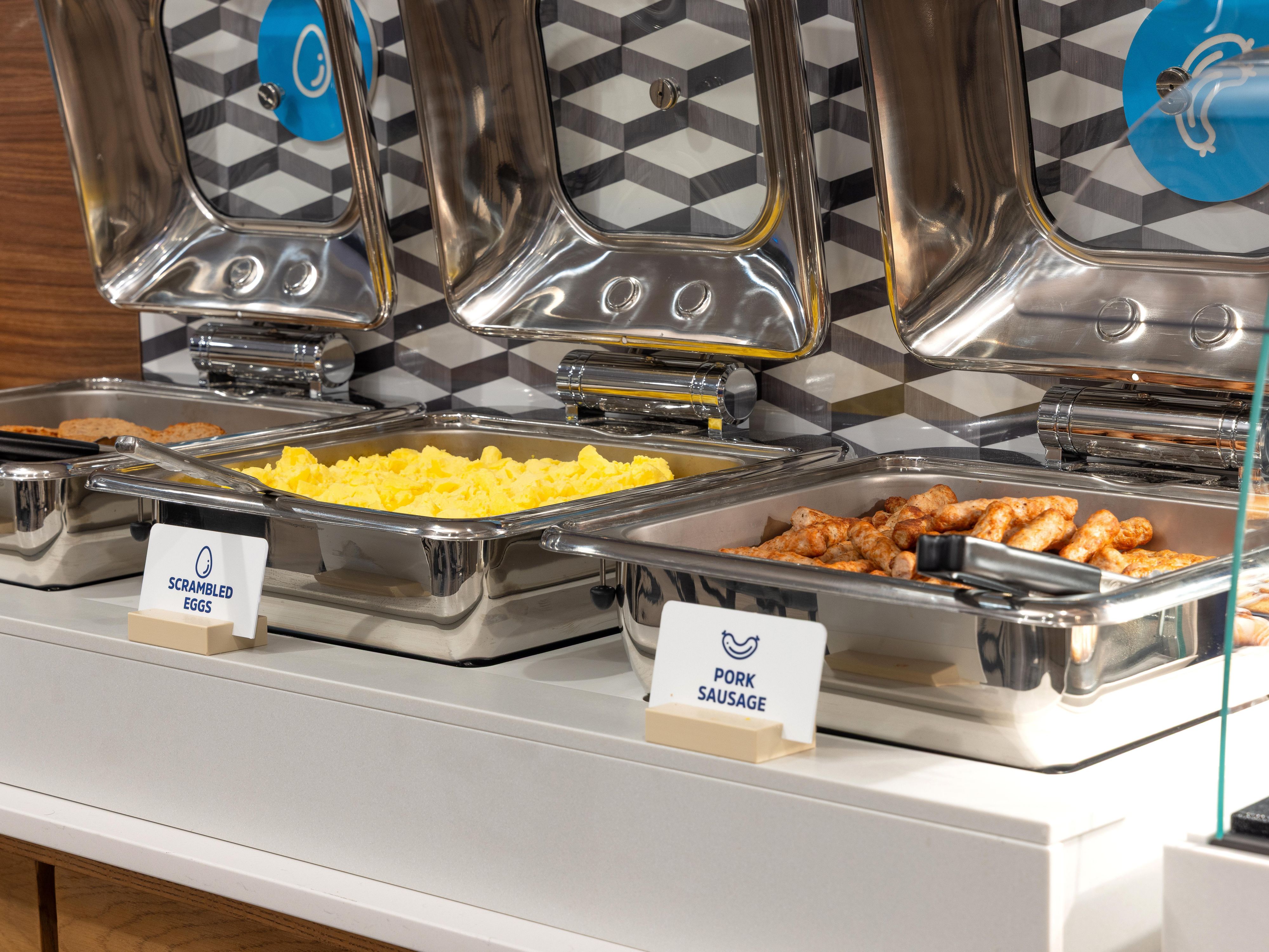 Kick start your day with our free Express Start Breakfast, with grab ‘n’ go options and favorites such as eggs and bacon, hot pancakes, our signature cinnamon rolls and fresh coffee. 