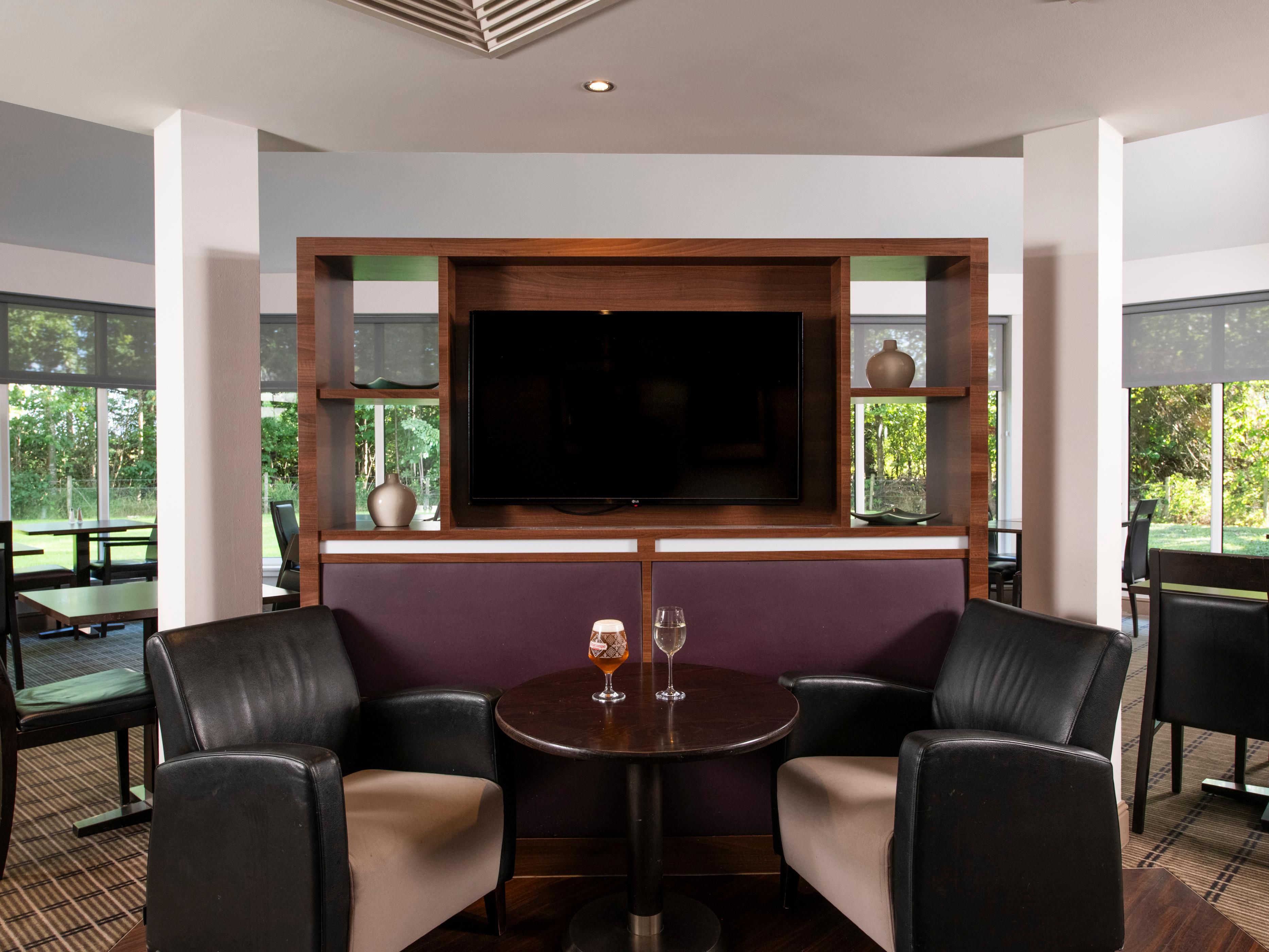 After a busy day in Stirling, relax with a drink from the bar. 