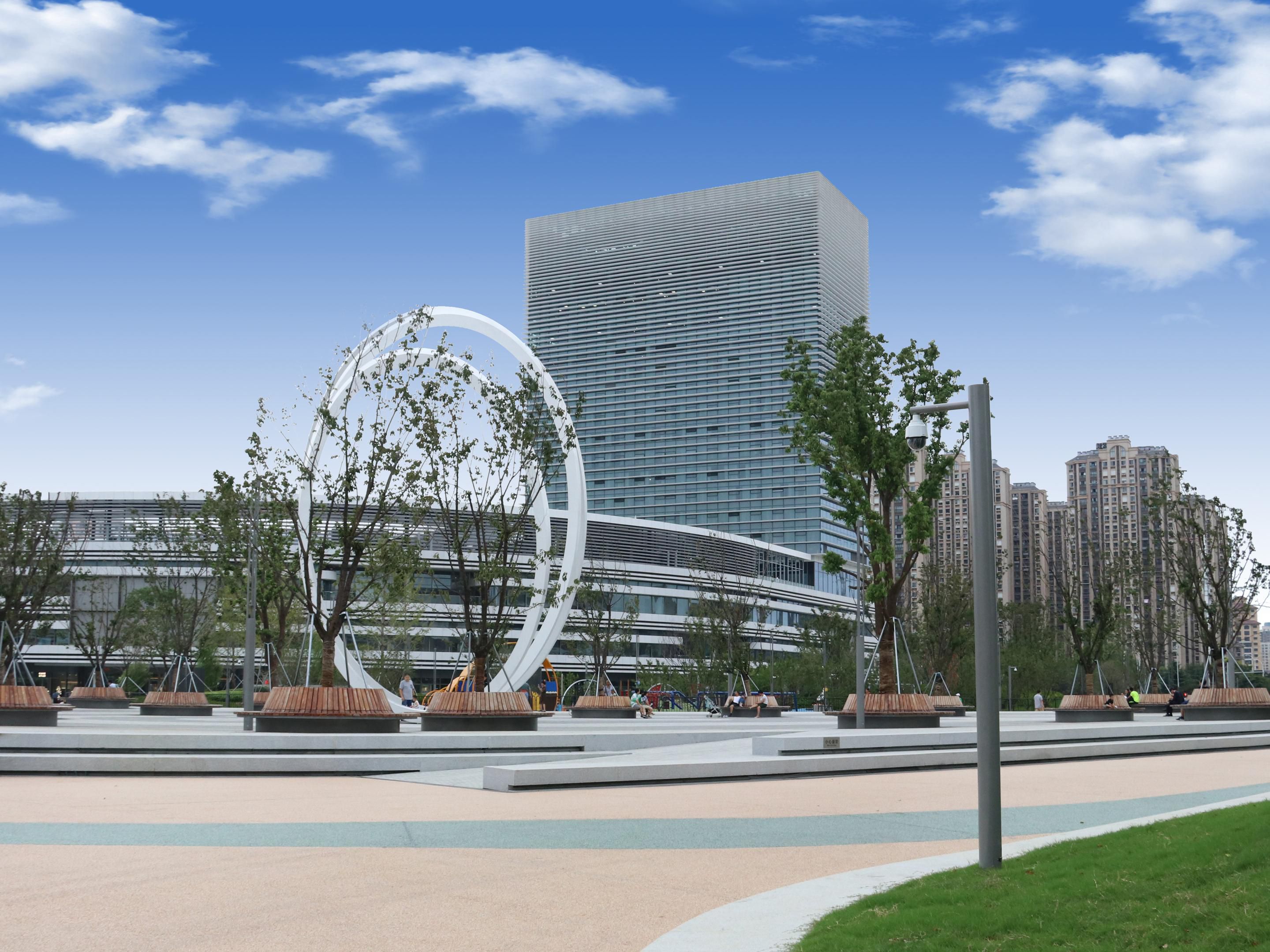 我们有265间宁静的客房，每间客房都包含您所需的一切，如高速WiFi、舒适的床、清爽的淋浴和免费的每日自助早餐，提供中西菜肴