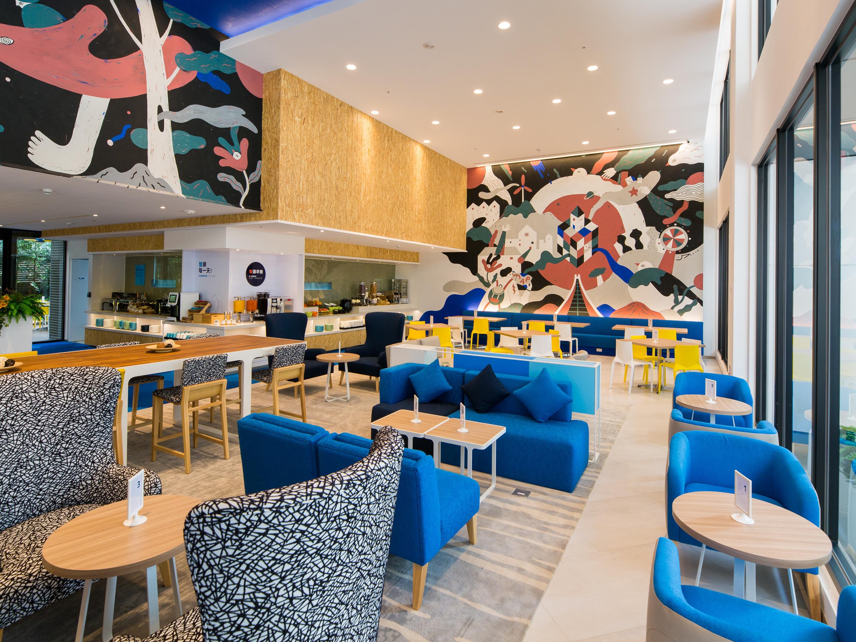 寻找兼具工作与休闲的场所？智空间正是您的最佳选择！
我们提供灵活的设计，满足您办公、会议和休闲的需求。座位周边设置了充足便捷的充电插孔和USB介面，让您随时随地保持连接，无需担心电量不足。
智空间的一切设计均以您的舒适和便利为中心。无论是全身心投入工作，还是享受片刻的放松，这里都是您的理想之选。
来智空间，体验工作与休闲的完美结合！