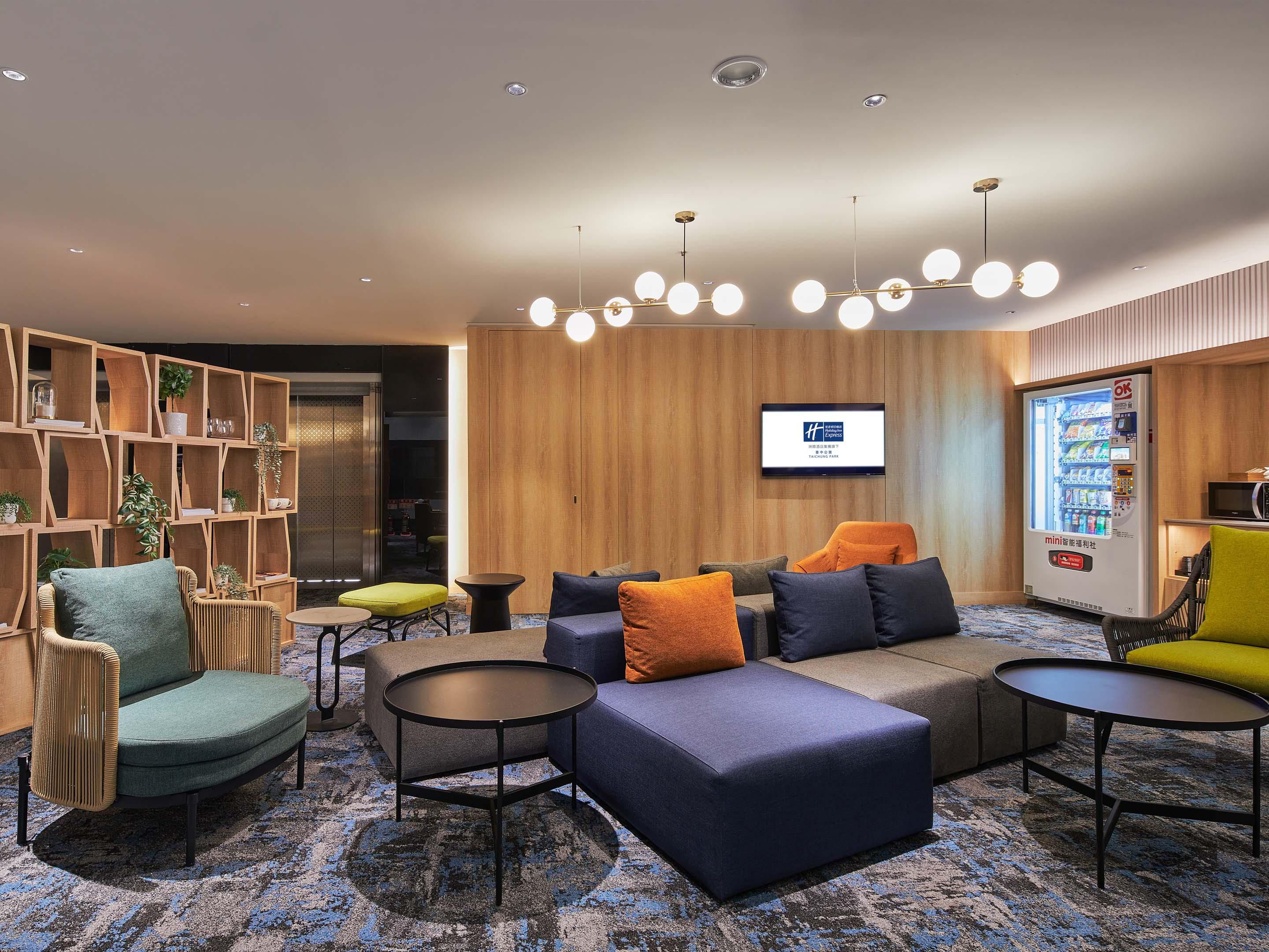 让您的工作旅程无缝接轨！
我们专为商务人士设计的24小时工作区域，不仅提供了宽敞舒适的桌椅，还有高速无线网络，确保您的工作效率。更特别的是，我们提供免费义式咖啡，随时为您补充活力。无论是深夜赶工或清晨启动一天，这里都是您理想的选择。