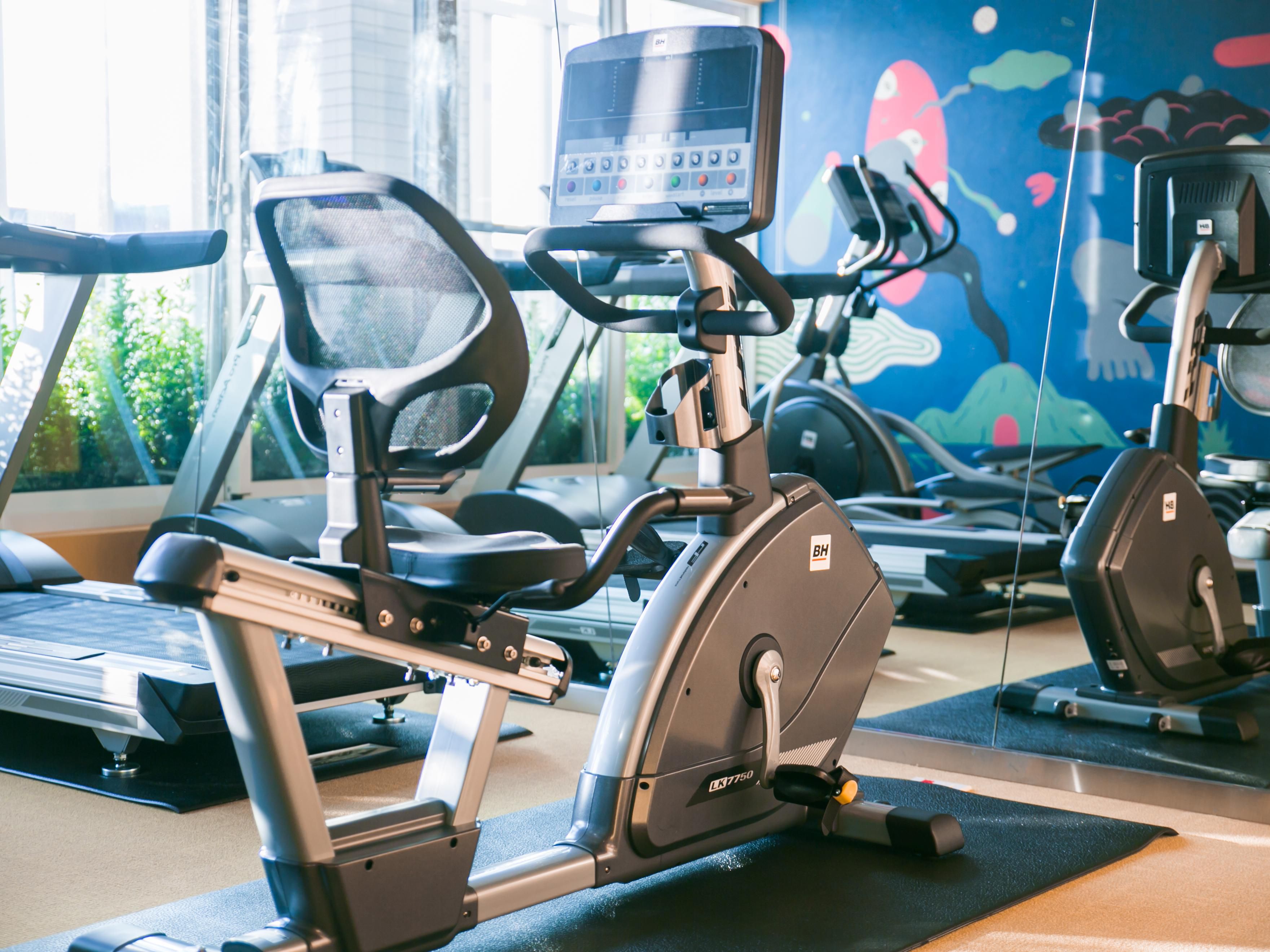 酒店内配备简单实用的健身房，提供基础健身器材。无论您是早起锻炼还是晚间放松，我们的健身房都能满足您的基础健身需求。