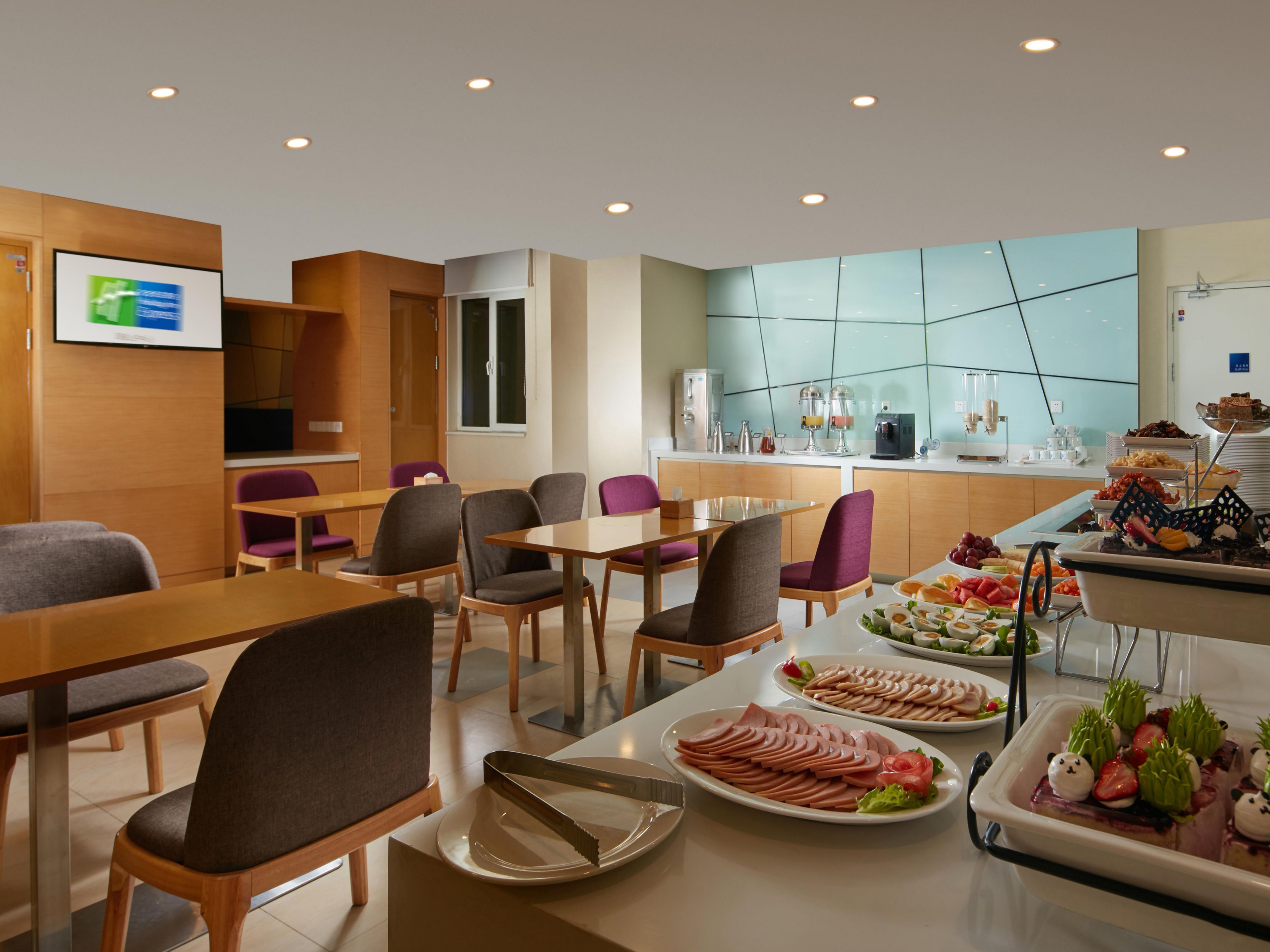 Providing free simply Chinese and Western style breakfast buffet.