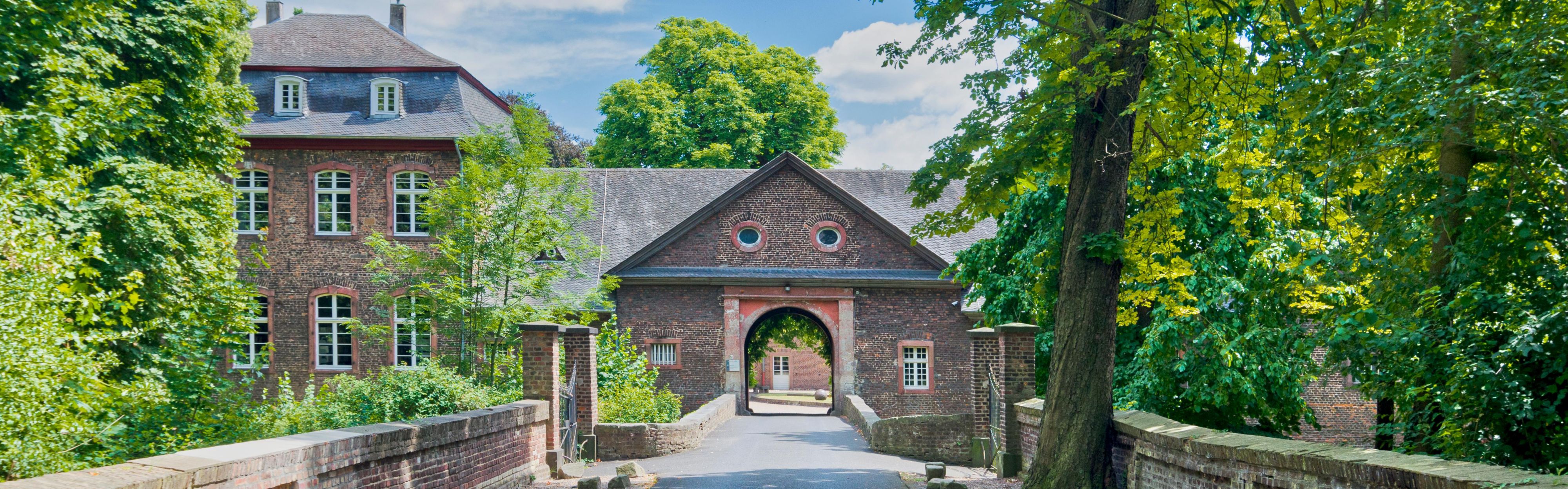 Stroll to the famous Castle Wahn.