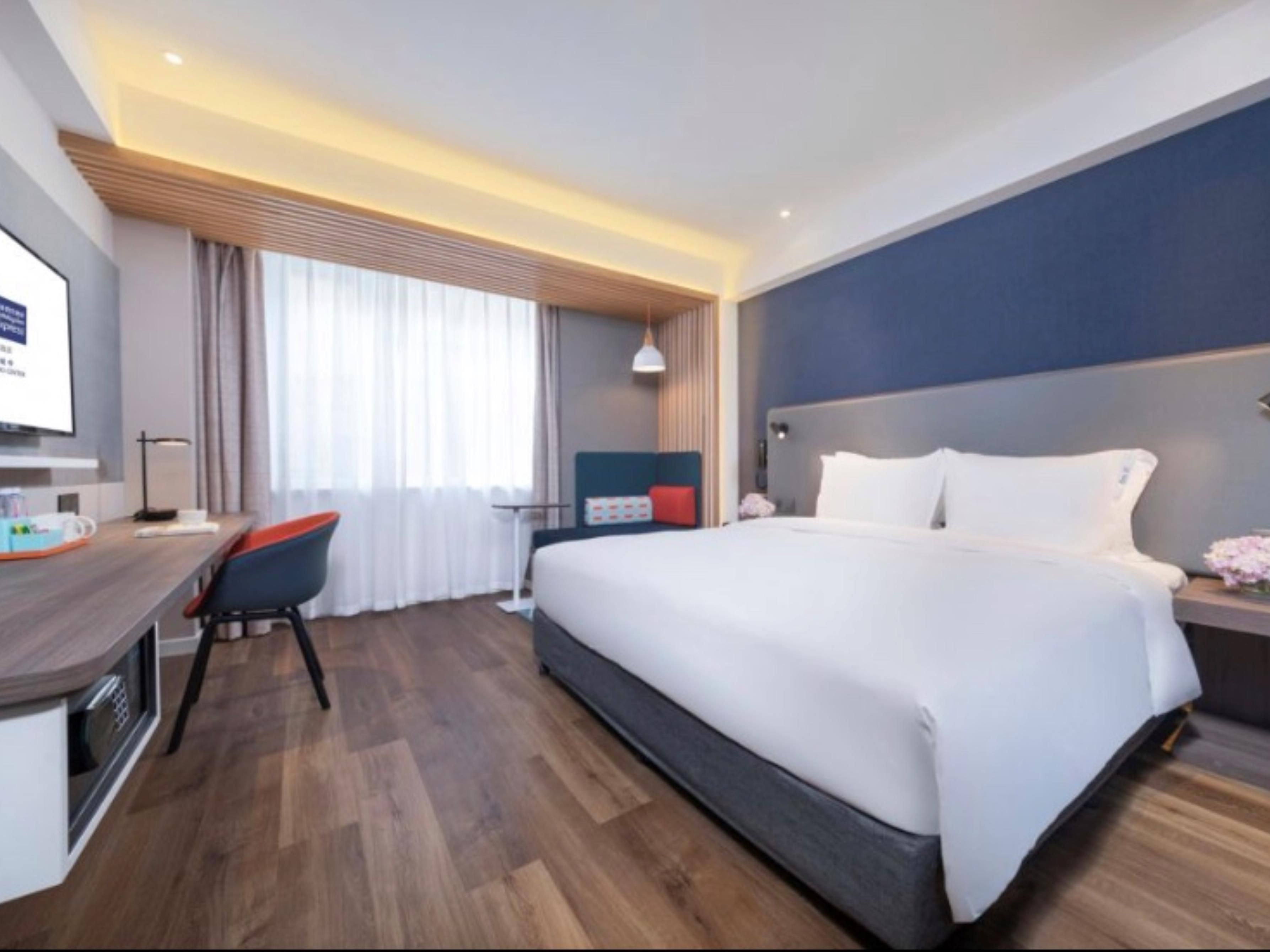 Queen Bed Guest Room