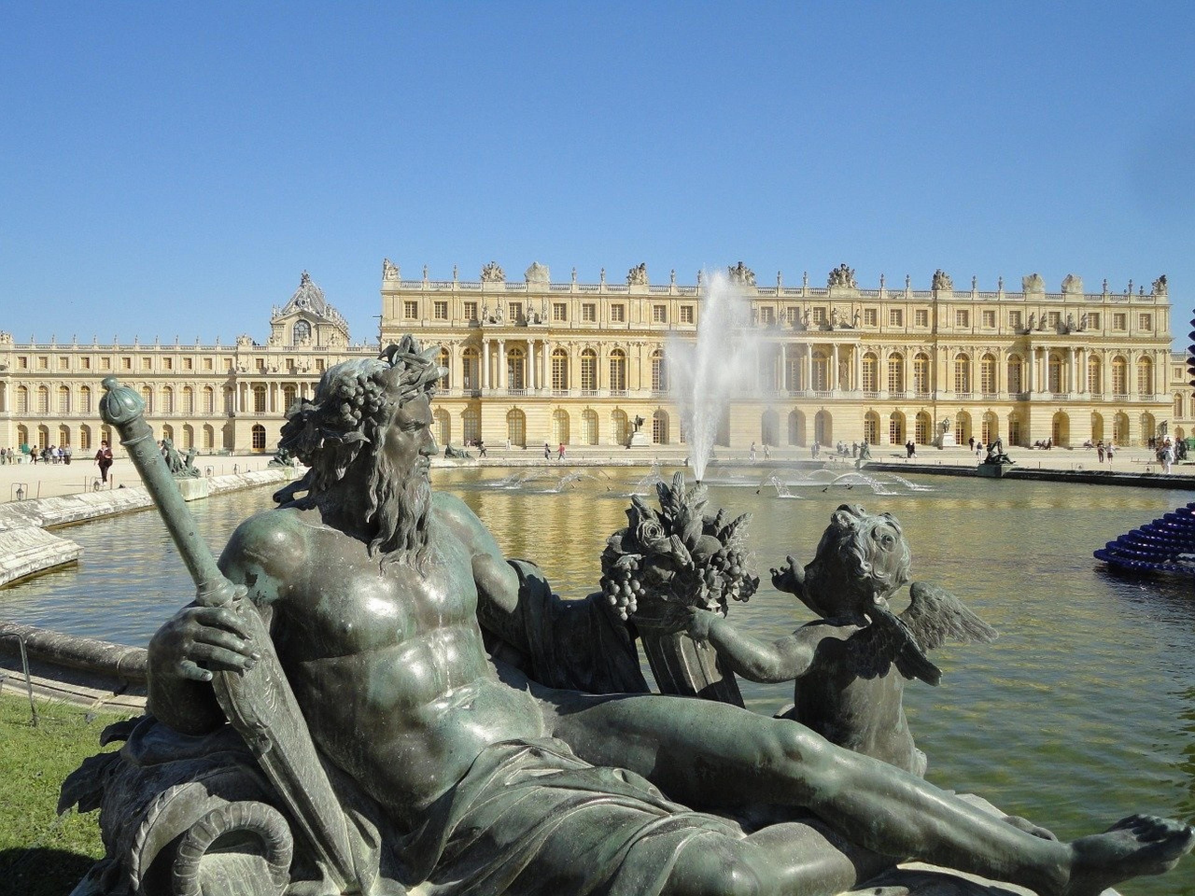 Our hotel is the best location for a visit to the Palace of Versailles & its sumptuous gardens. And check out all that to do in its surroundings. Tips, free entry every 1st Sunday of each month between November and March.