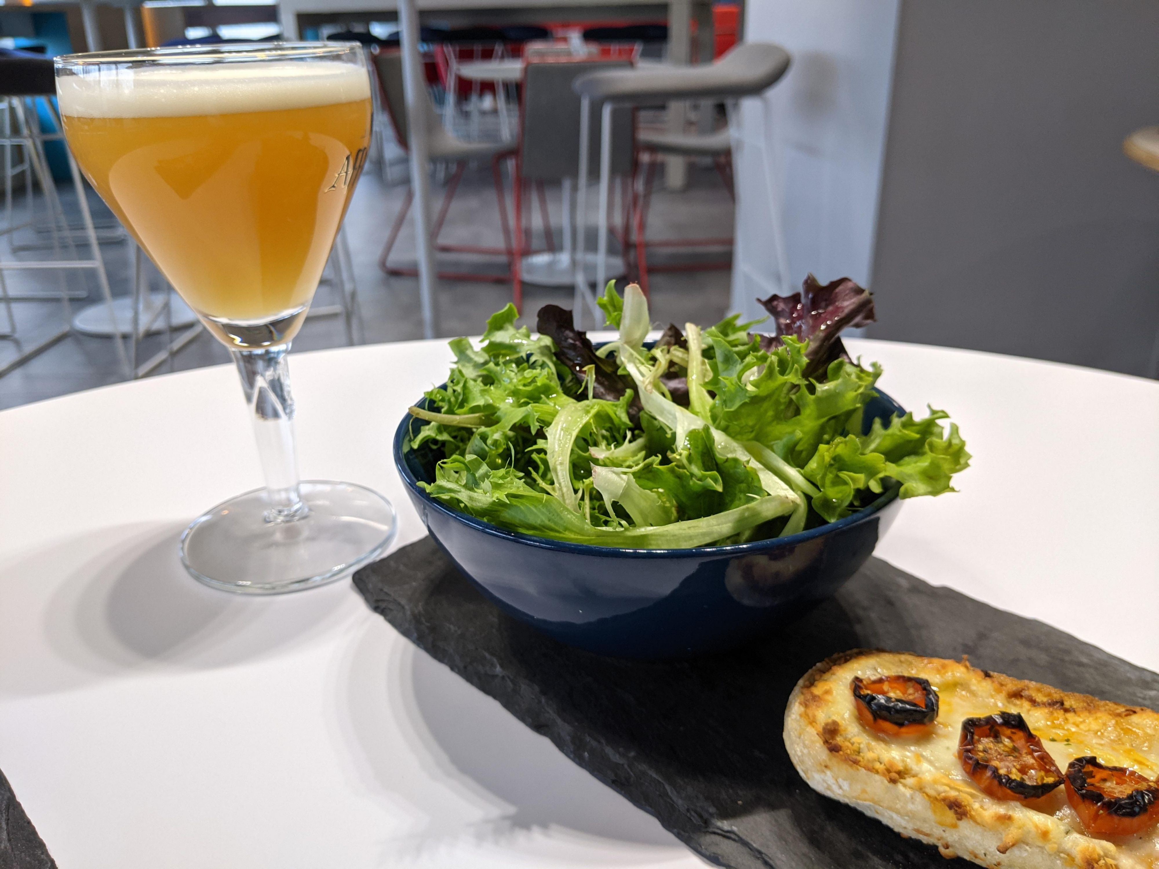 Stay in our hotel and enjoy a gourmet petit plat or a delighted pizza. Express 51 and Bar is operating 24h for our guests staying in the hotel. Note that food and beverage must be eaten in the in-room or takeaway.