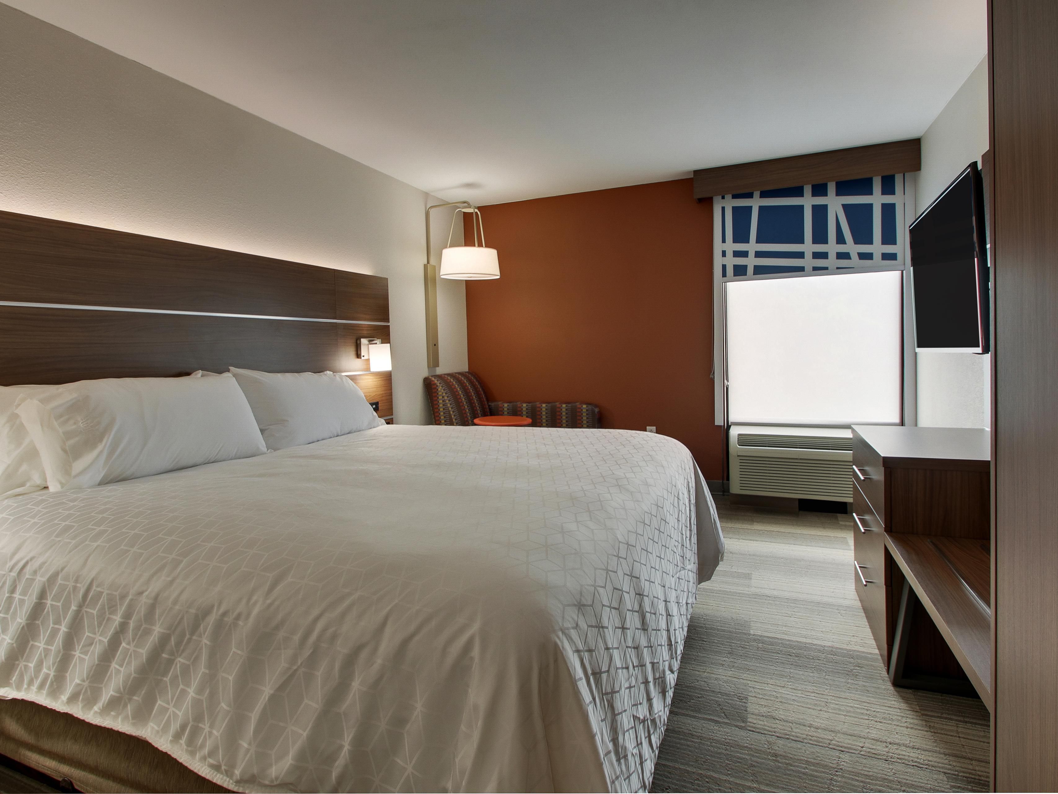 Wherever you go, your pet goes, too. It means less stress for you and them. What to bring when traveling with your pet? Packing up your pet's essentials is the first step to having a stress-free trip. Be sure to bring enough food and water for the journey, as well as bowls and a pet carrier. Pet fees do apply. 