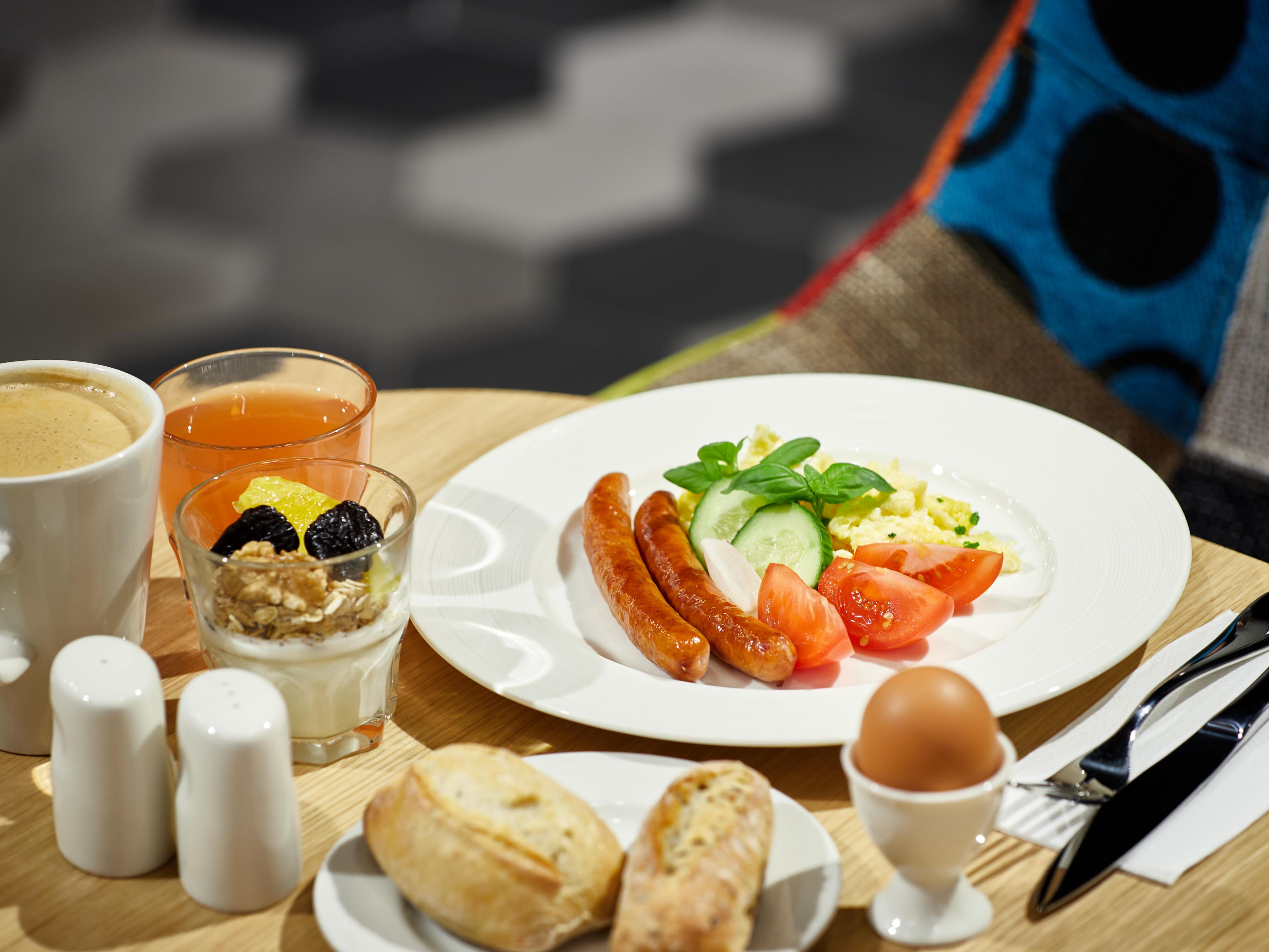 Offering modern takes on the traditional food concept, the Signature Bar is located in the lobby of our sister hotel. From powerful breakfasts through healthy snacks to signature dinner options, the all-day menu will feature delicious food and drinks for every occasion.