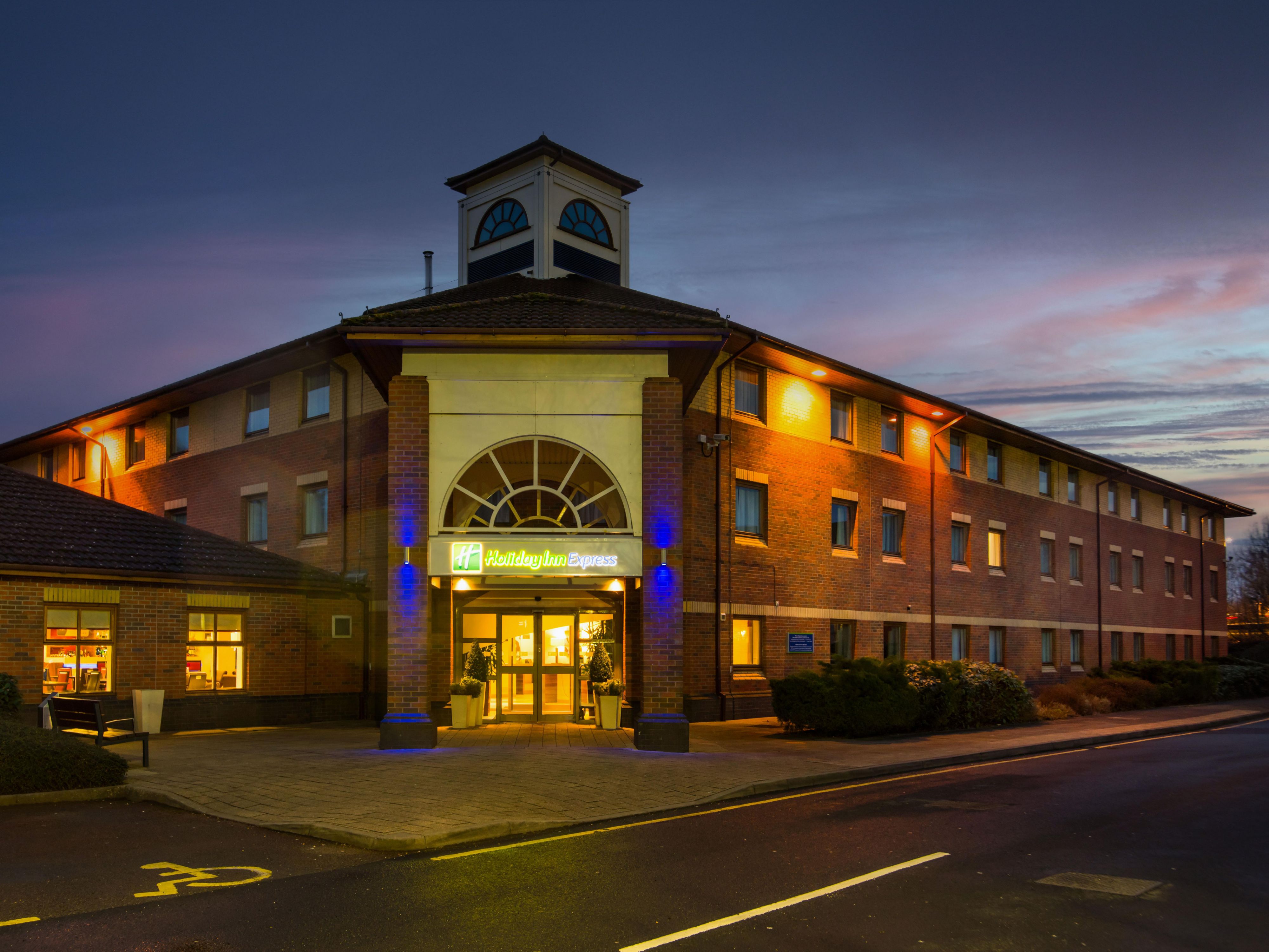 Holiday Inn Express Warwick is right by the M40 for easy travel.