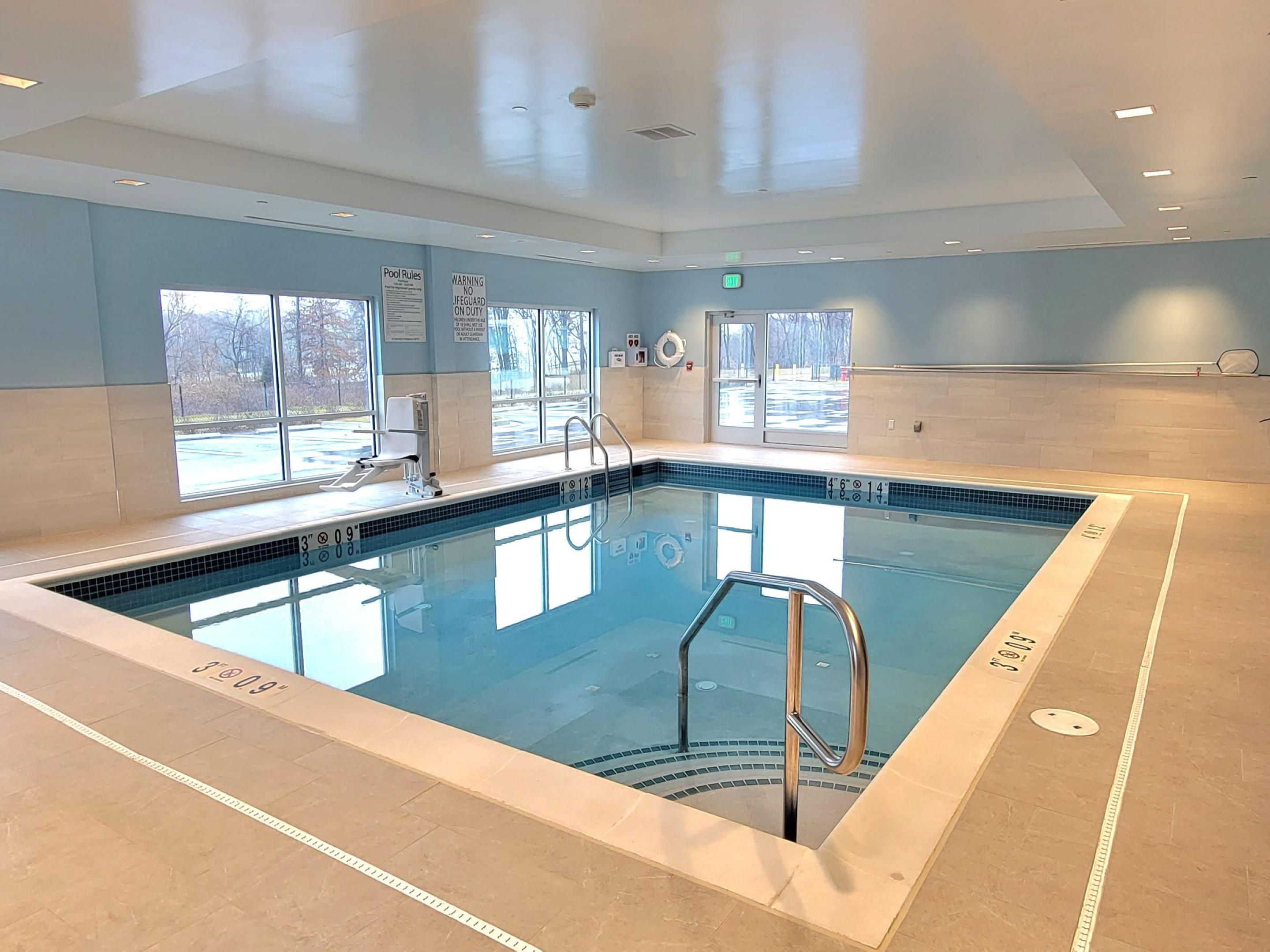 Wǒmen de jiǔdiàn tígōng shìnèi héngwēn yǒngchí