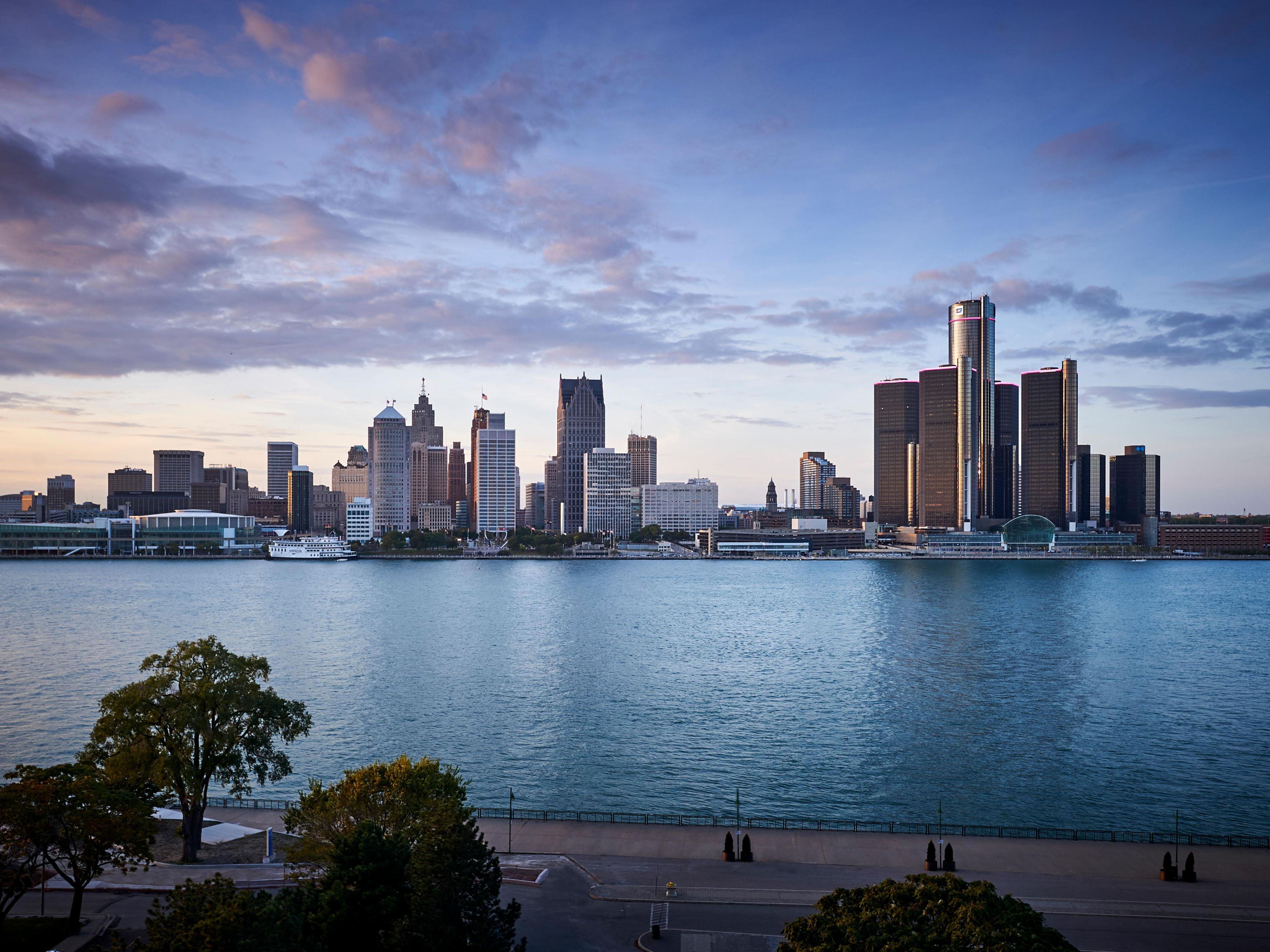 The hotel is situated on the Detroit River where guests can overlook the river and the Detroit City skyline. The views can be enjoyed while eating your morning Express Start Breakfast in one of our waterfront guest rooms.