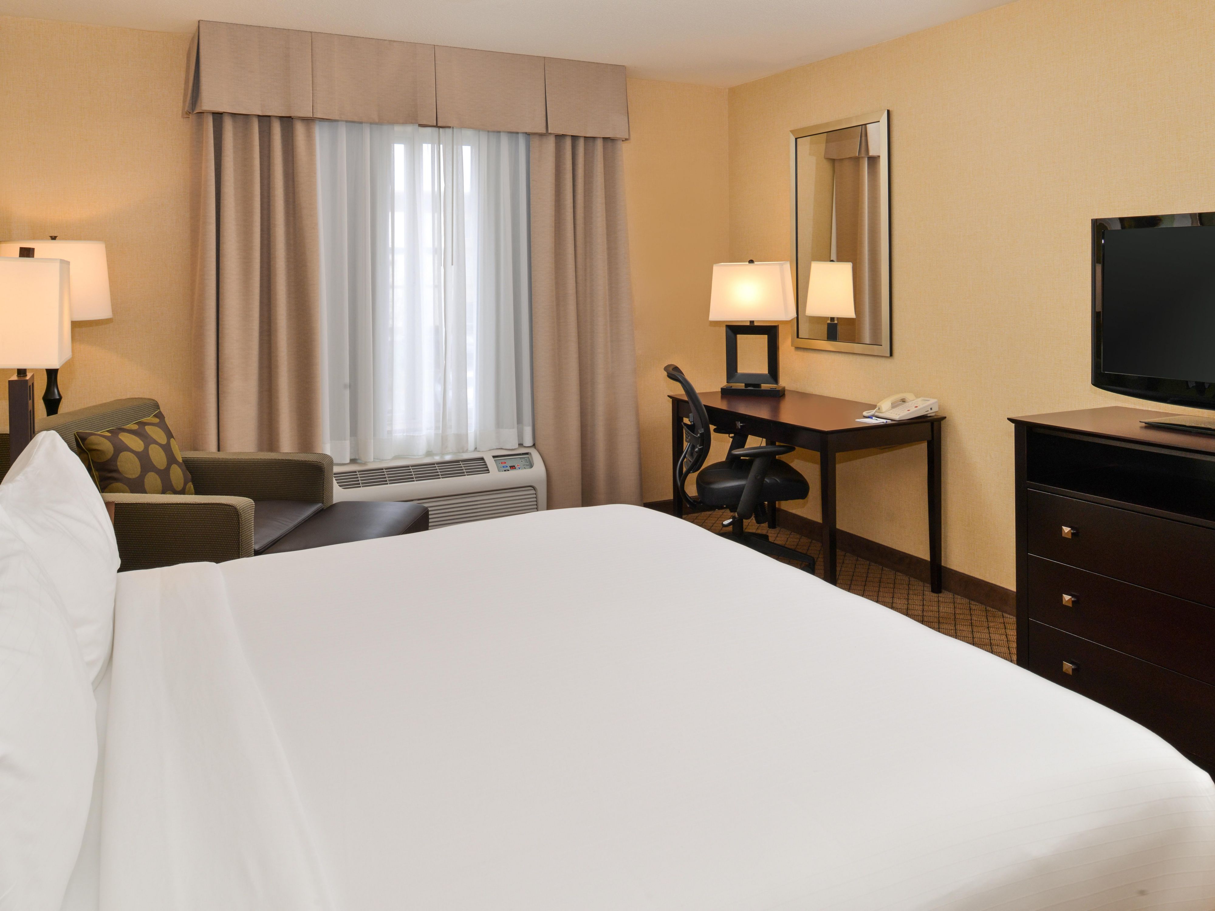 Sacramento Airport Holiday Inn Express Woodland King Guest Room