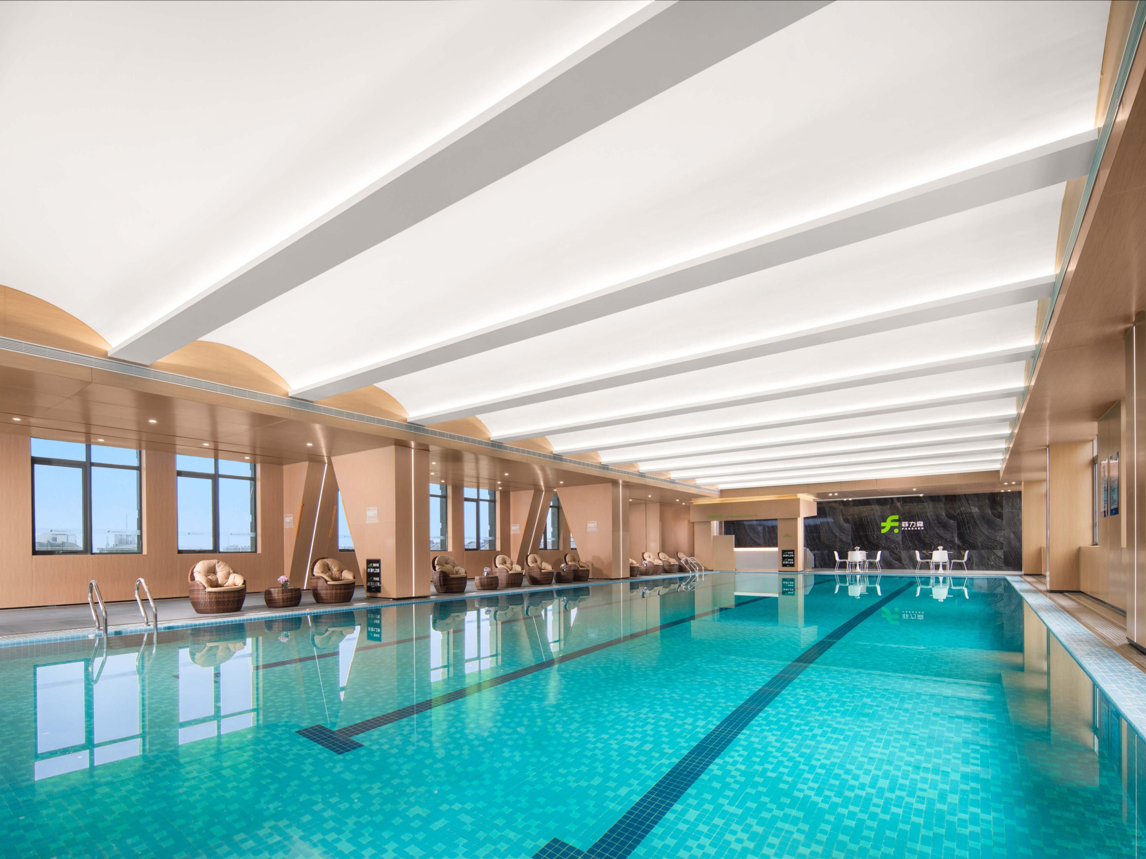 室内恒温泳池是一处宁静的绿洲，不仅仅是一个休憩之所，更是一个放松与恢复活力的圣地。