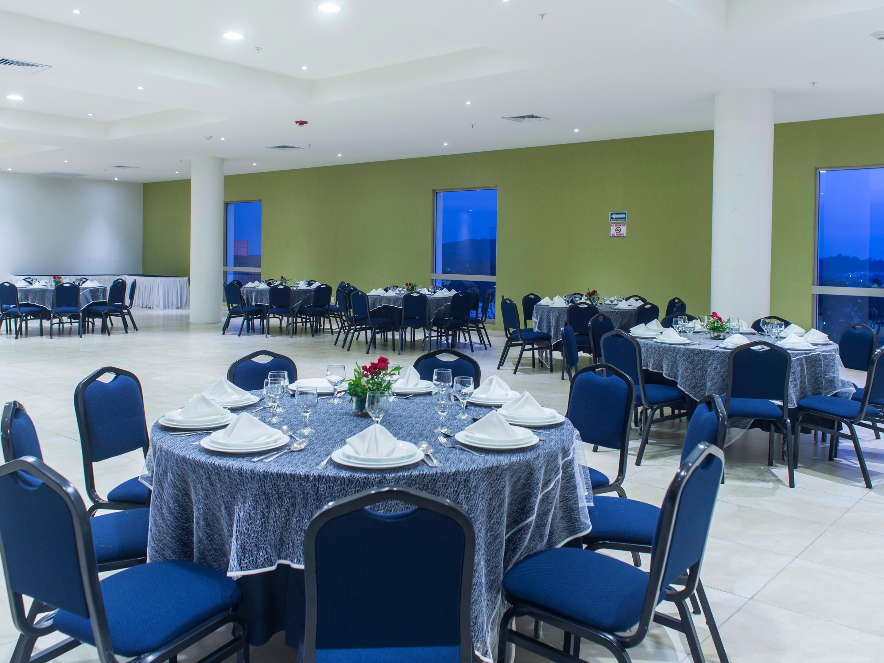 For Baptism, XV years, weddings, meetings, conferences and much more ... We have rooms for up to 800 people and a boardroom with capacity for up to 8 people.