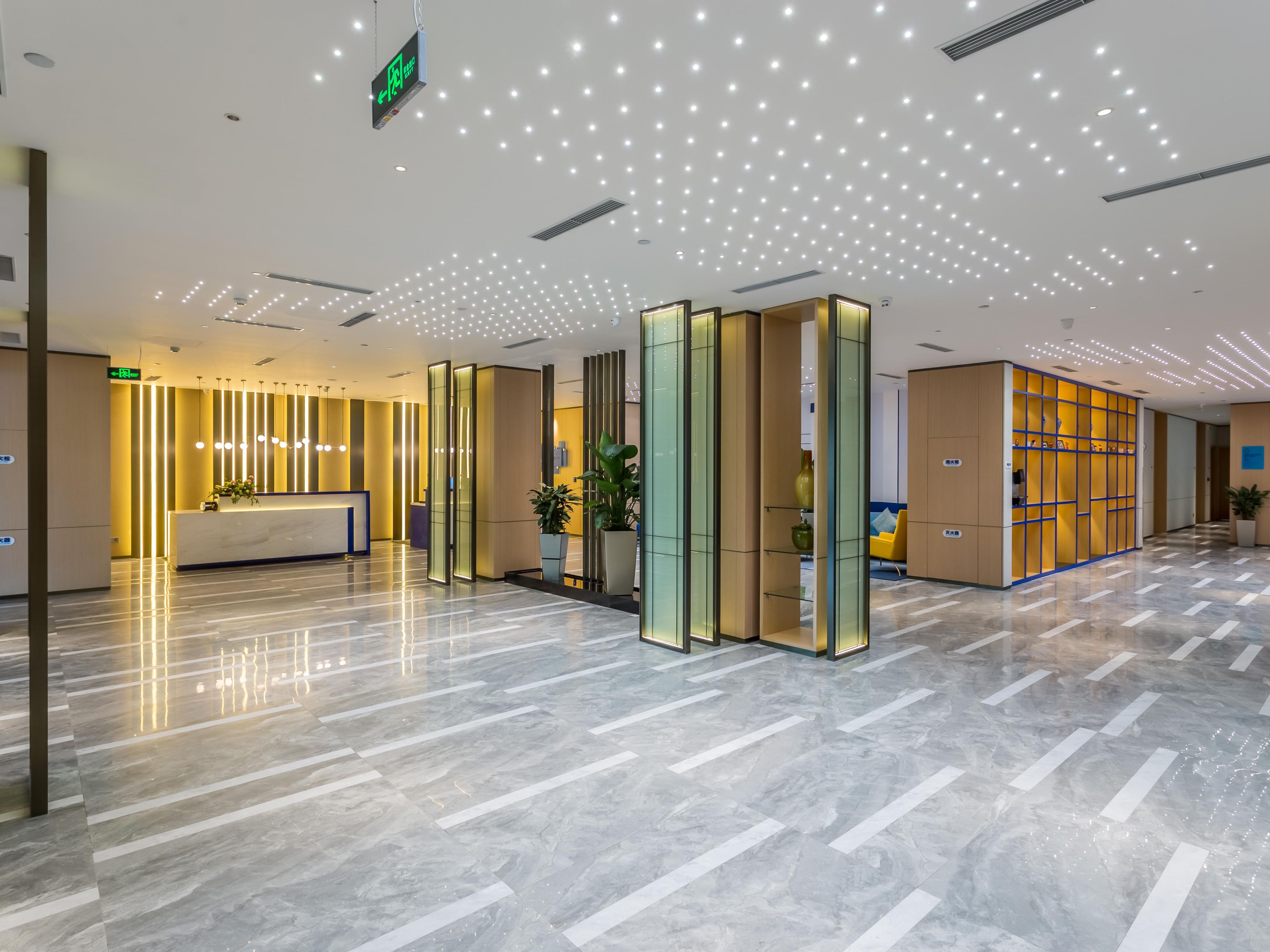 Holiday Inn Express Xi'an Ancient Town West is located along West Road in the city’s Lianhu District. The hotel is 30 kilometers from Xianyang International Airport and the nearby Metro Line 1 provides guests with accommodation that allows for convenient travel in and around the Xi’an area. 