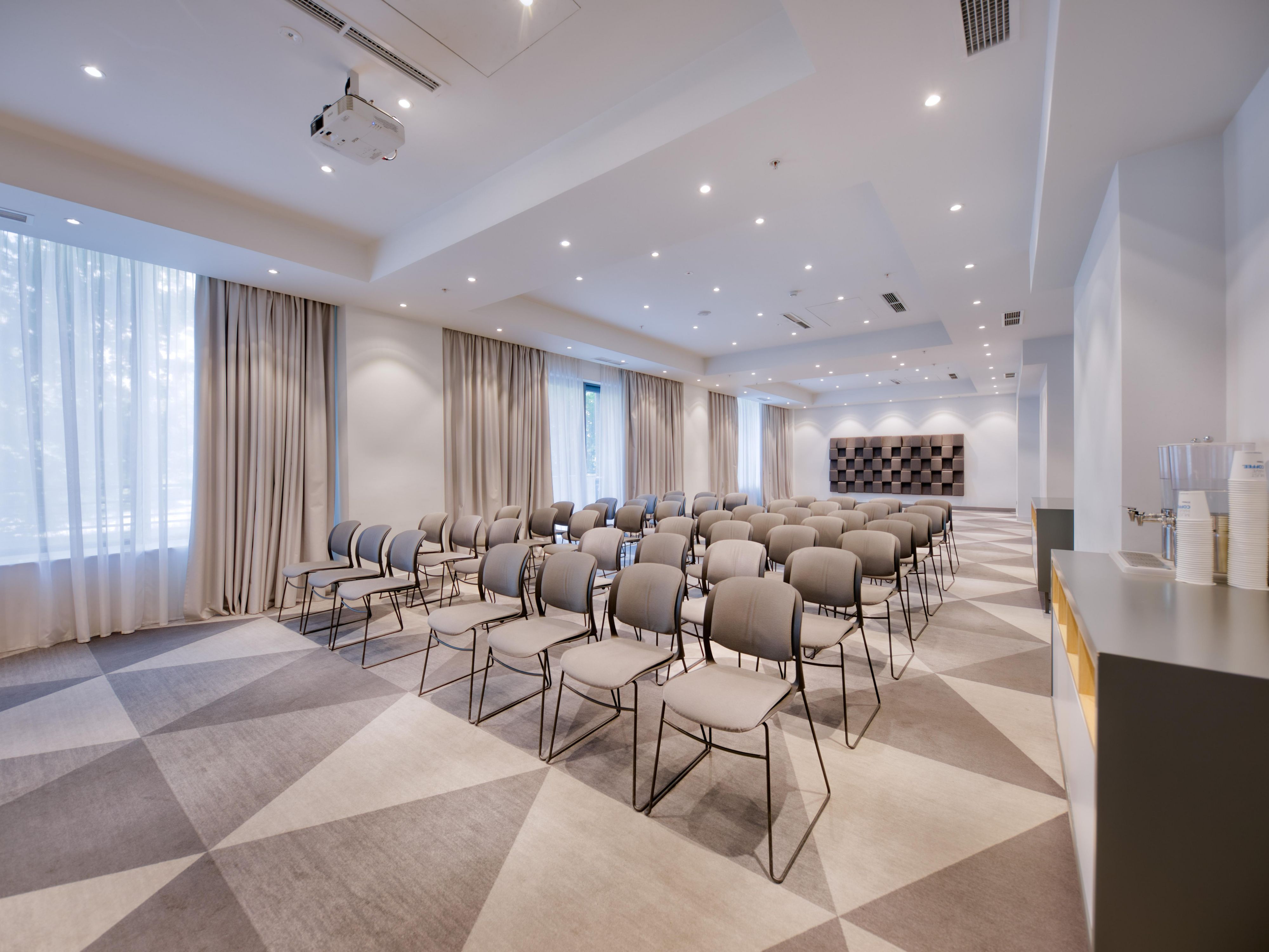 我们的现代化会议场地面积达 120 平方米，可容纳多达 120 人，是您举办会议和研讨会的理想场所。会议场地配备了所有必要设备，包括高清投影仪和带无线麦克风的音响系统。会议场地提供各种布置以满足您的需求。走出大厅，享受最佳的咖啡休息、午餐或晚餐。