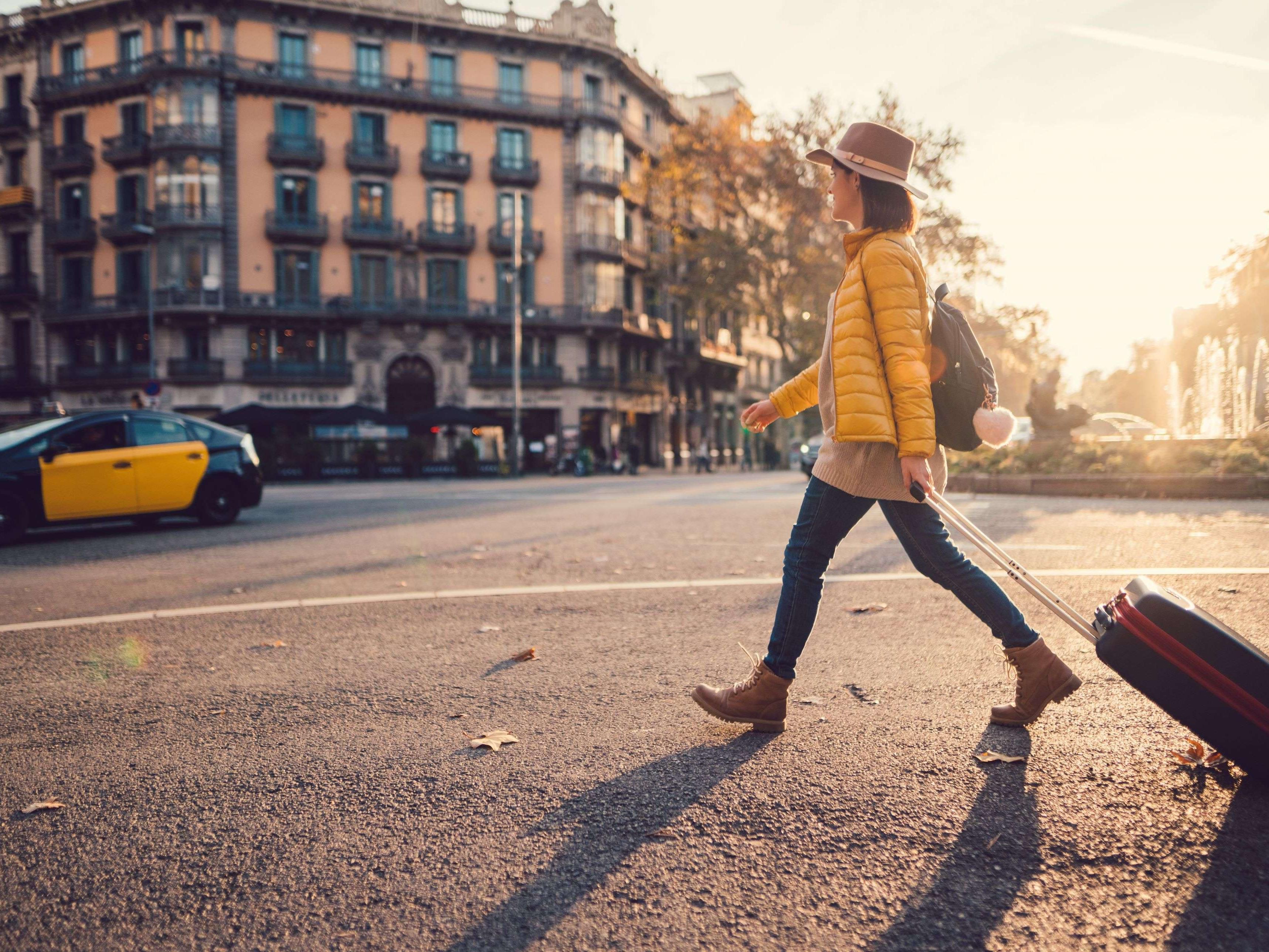 我们随时欢迎您预订商务车，以便安全地从机场到酒店再返回。无论何时，我们的专业司机都会准时与您会面。
单程只需支付 11000 亚美尼亚德拉姆，您就可以获得一辆舒适的汽车、一瓶水和免费