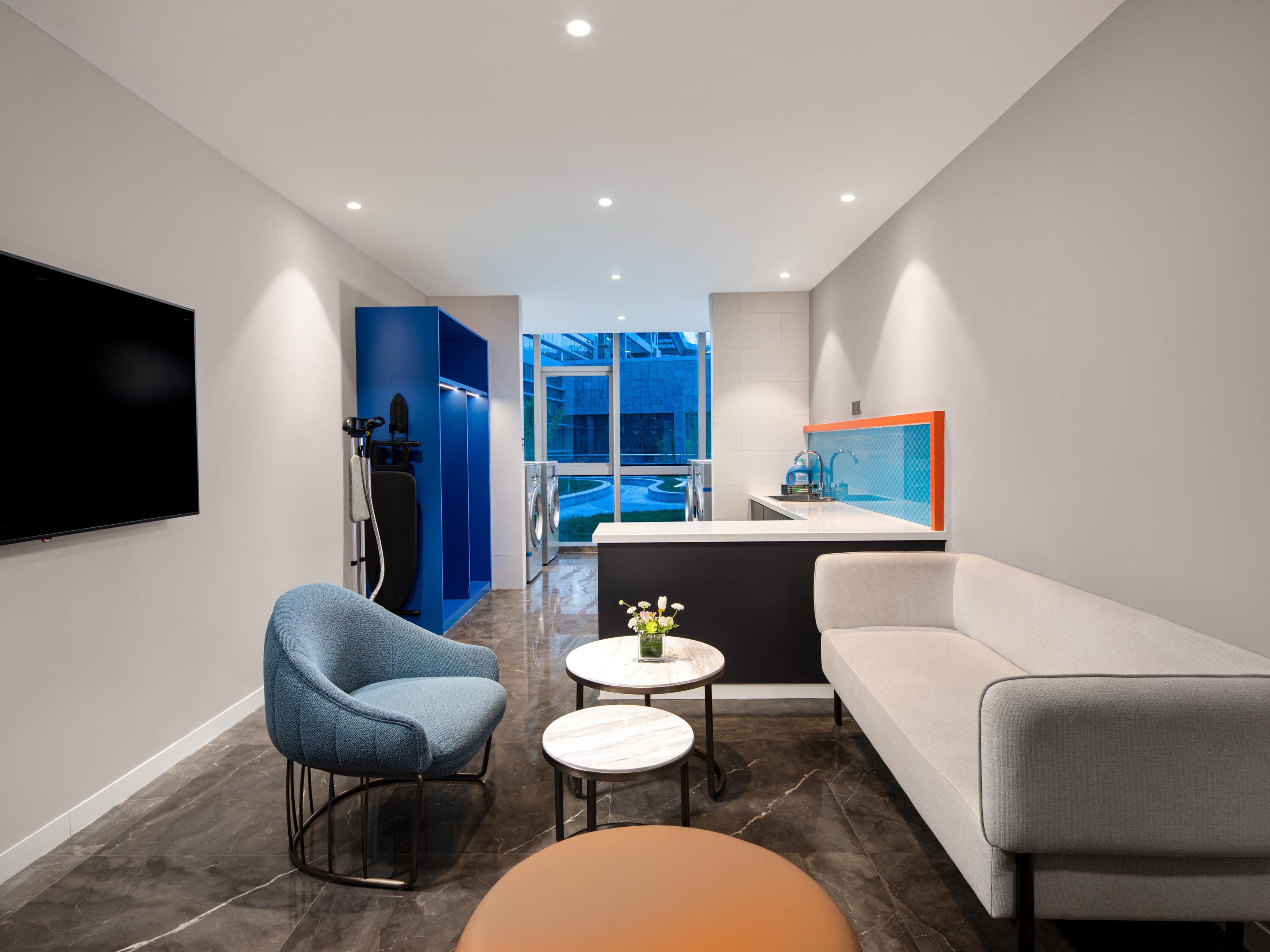 酒店配备有便捷的自助洗衣阁，无论您是商务出差，还是旅游出行，都为您的远行提供洗衣便捷服务