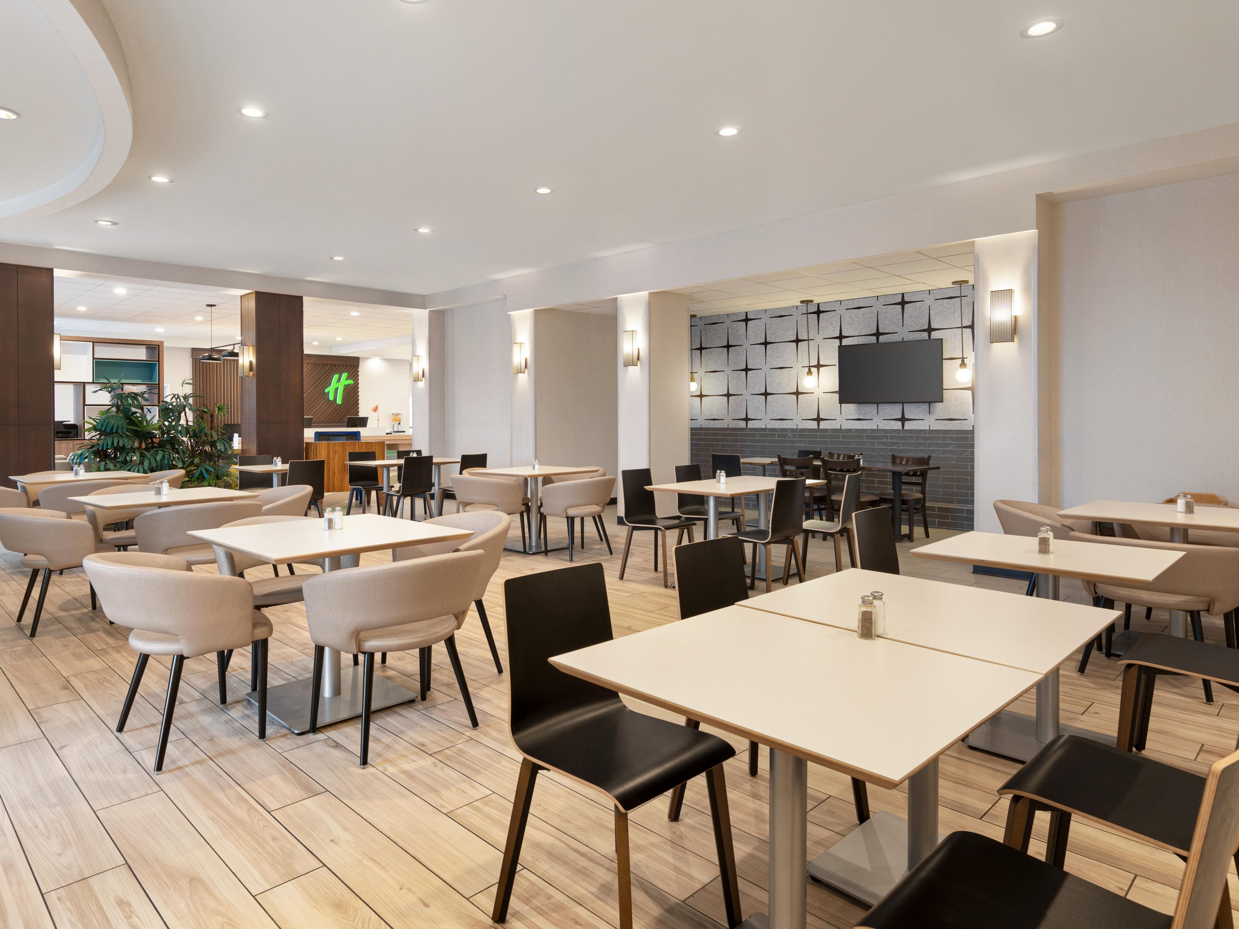 Enjoy delicious American cuisine featuring chef's specialties and classic favorites at our onsite restaurant, Kem’s Restaurant & Lounge, where kids 11 and under eat free. Start your day with a hearty breakfast buffet and return for appetizers, dinner, and drinks in the evening. 