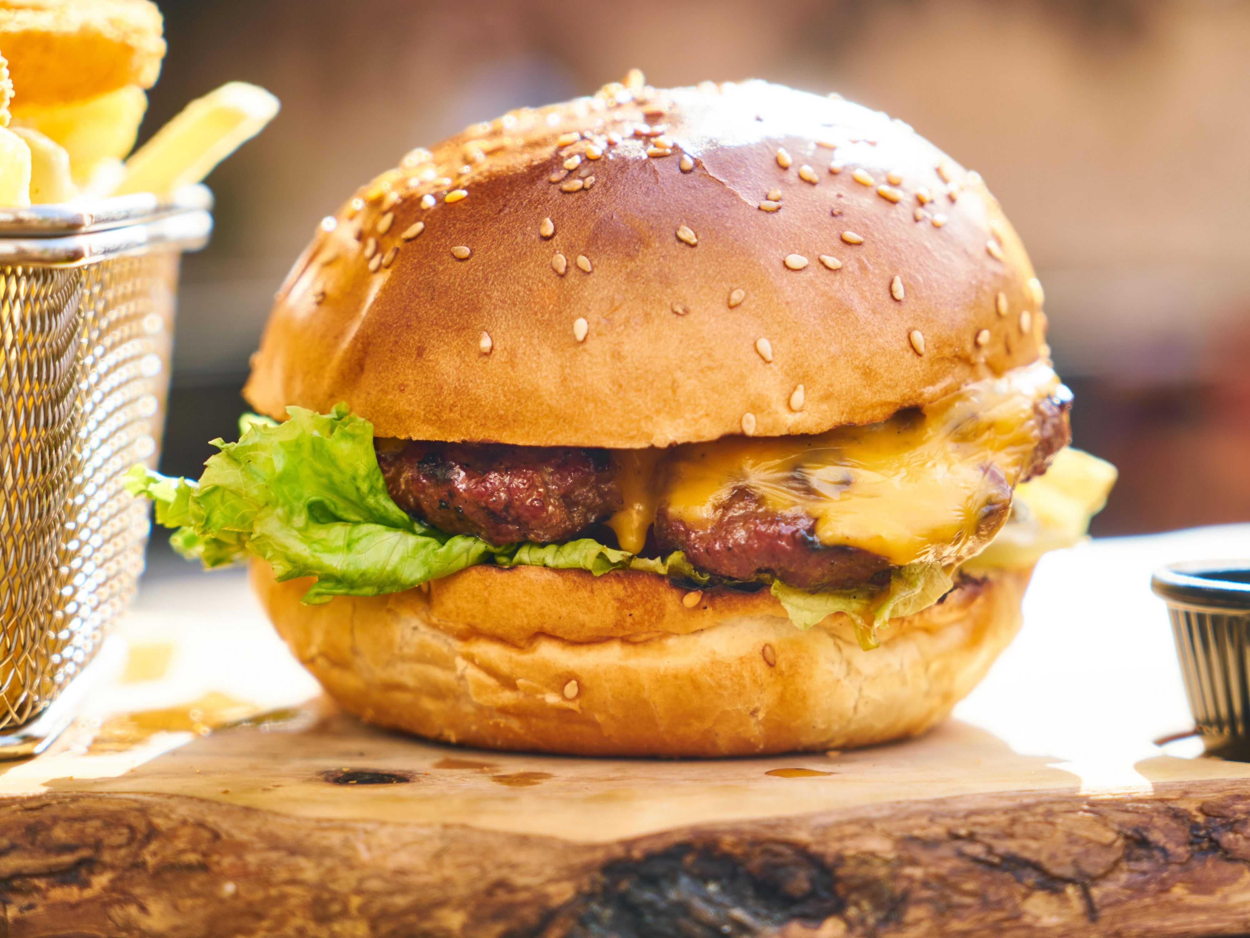 Open daily for breakfast and dinner, enjoy tasty bites at Edison Lab offering cooked to order favorites for breakfast and burgers, seafood, steak, and pasta dishes for dinner. Be sure to join us in the lounge and watch your favorite games on our flat-screen televisions while mixing and mingling with friends and fellow travelers.