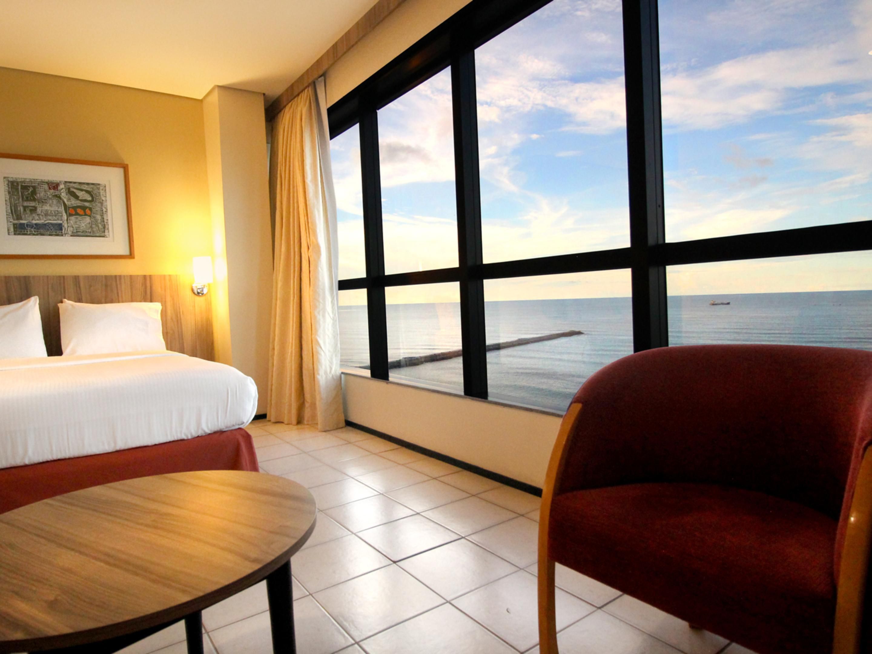 Holiday Inn Fortaleza has 273 apartments, and a strategic architecture and prime location. All apartments offer a beautiful ocean view to Iracema Beach.