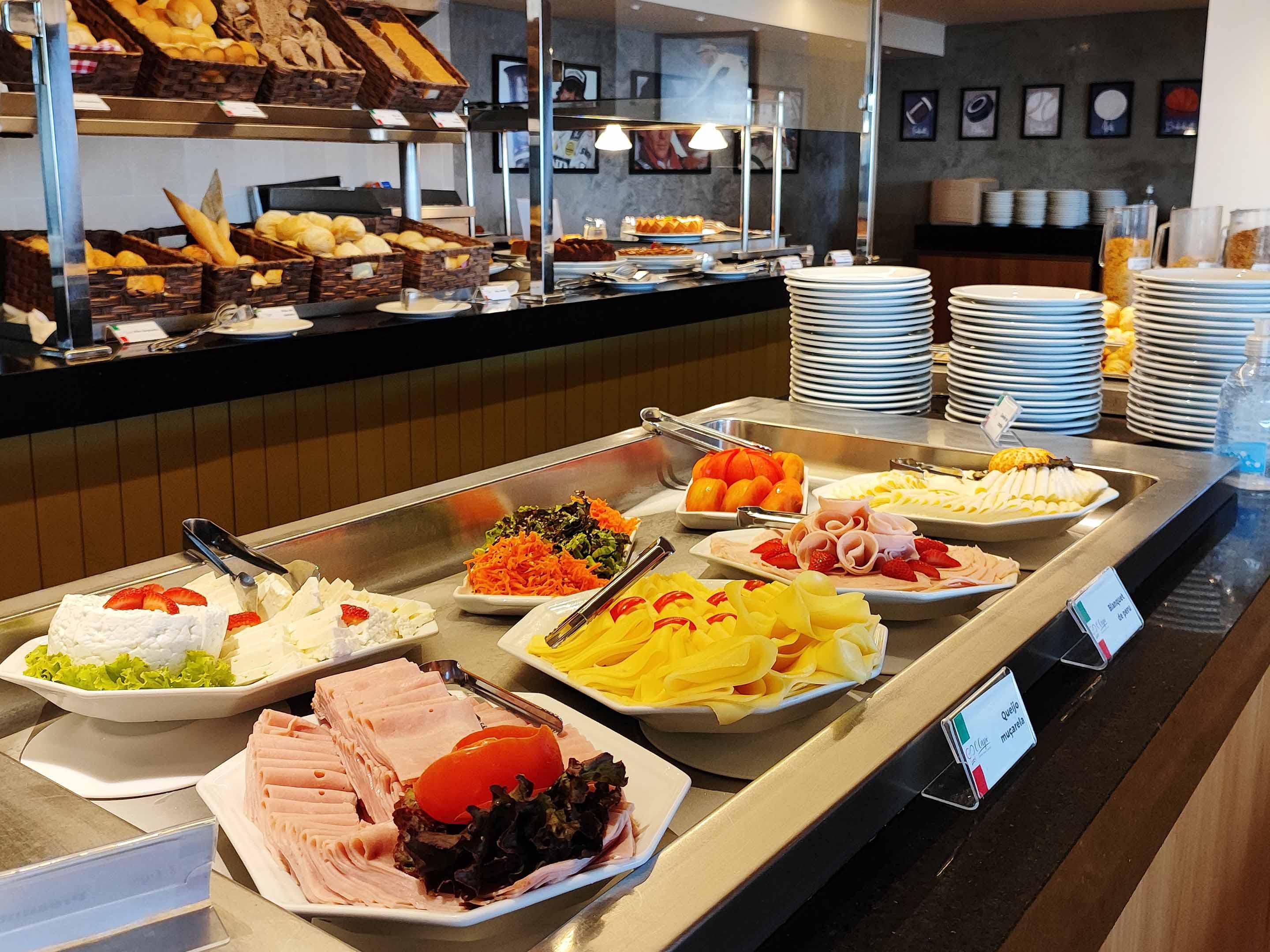 The breakfast Buffet is included on your daily rate, and is served at O Capo Restaurant. Open daily for breakfast, lunch and dinner, its specialties are salads, pasta and risotto services made to order at the customer's taste. In the evening it offers pizza service on the balcony area with a beautiful view. A la carte service is also available.