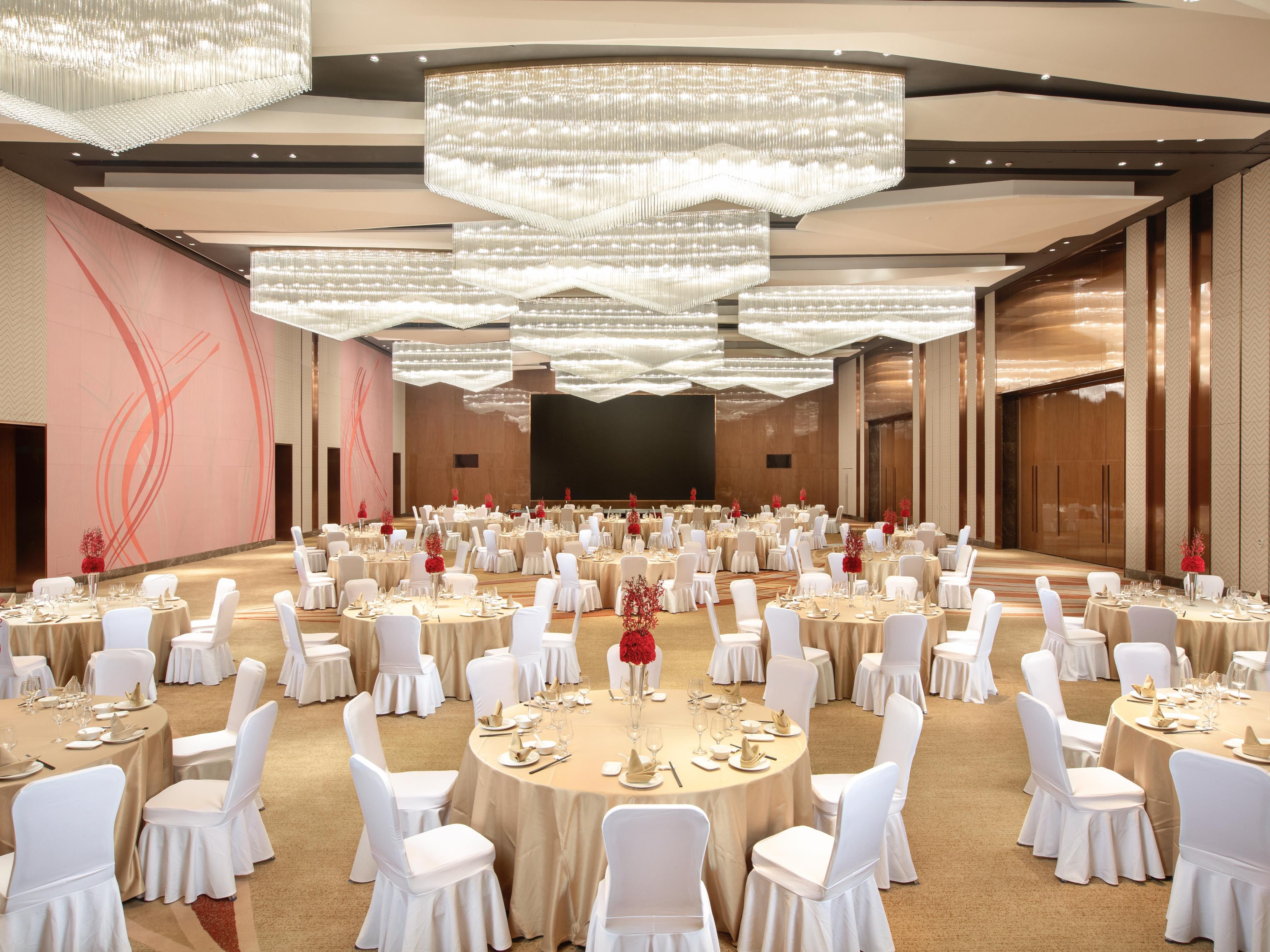 顺德保利假日酒店拥有总面积达1,200平方米灵活的会议场所，配备一个810平方米的无柱大型宴会厅，可满足您的各种会议及宴会需求。其中，宴会厅配备40平方米高清液晶显示屏及灯光设备，为宾客呈现耳目一新的视听效果。宽敞的场地和专业的宴会策划团队将您的宴会灵感付诸实现。