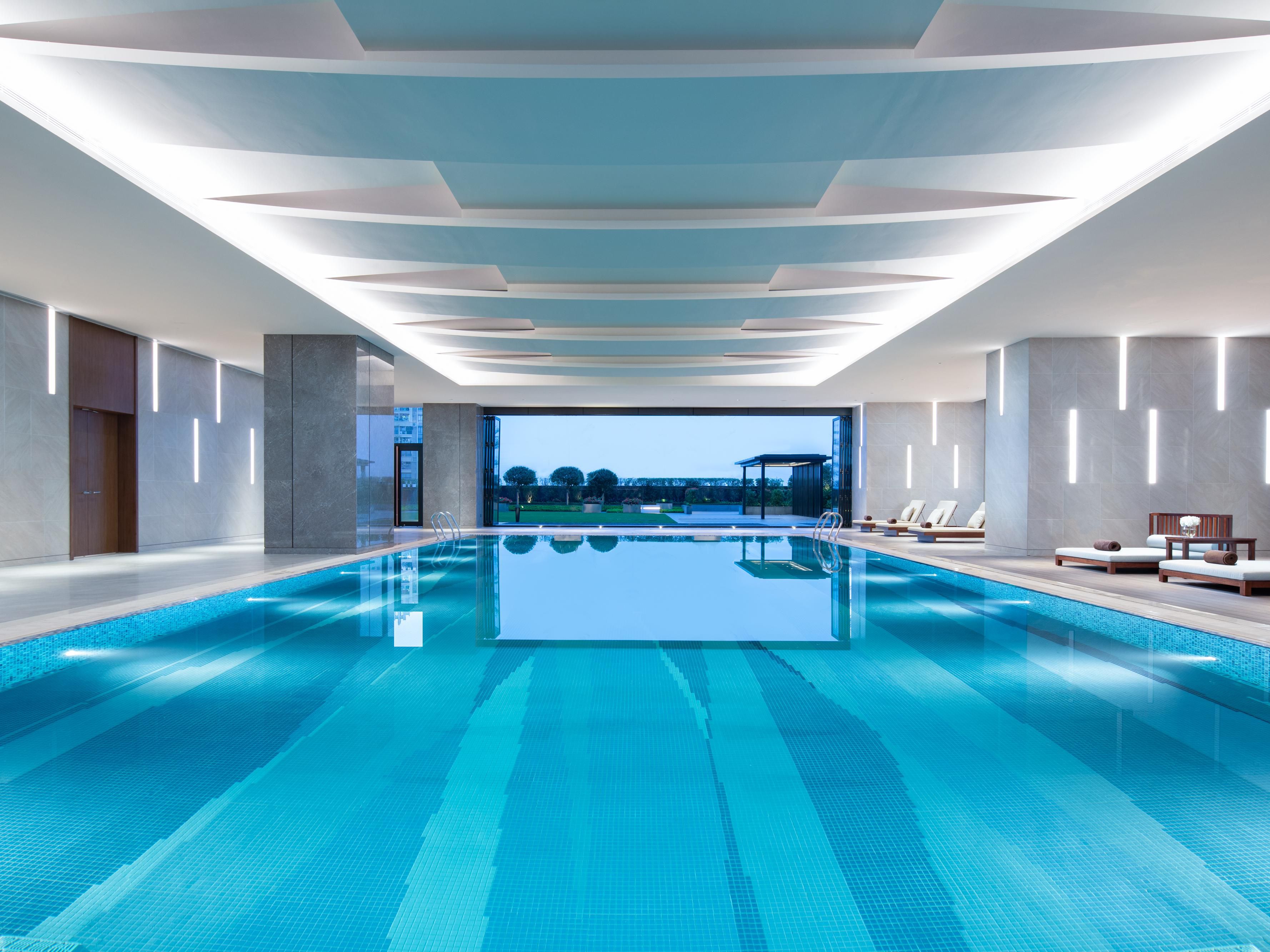 康体中心位于酒店六楼，配备专业齐全的健身设备，可满足您多种的锻炼需求。独立瑜伽室让您专注营造身体和心灵完美融合，室内恒温泳池让您一年四季均可体验游泳带来的乐趣。