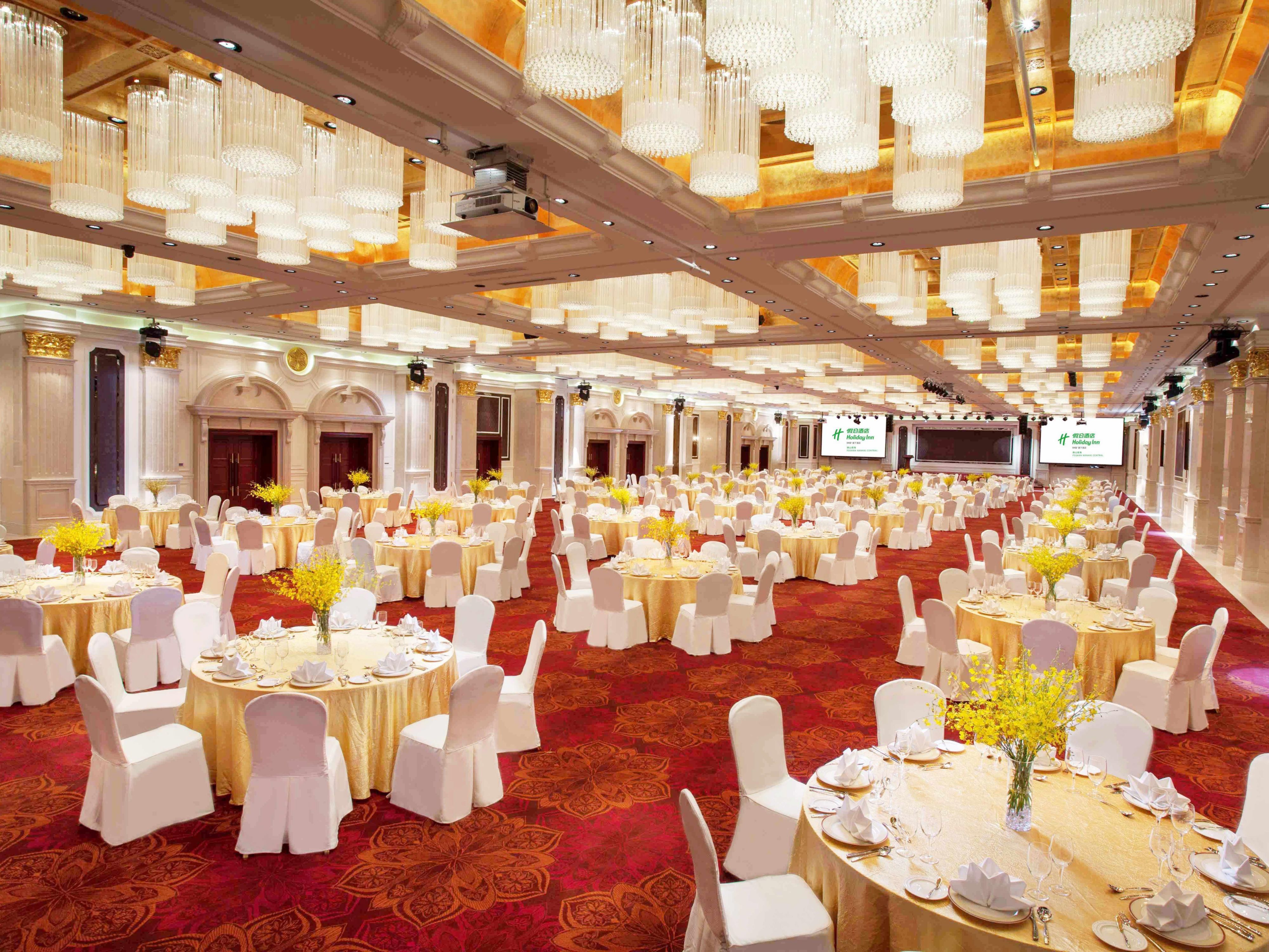 酒店大宴会厅可同时容纳1200人用餐。