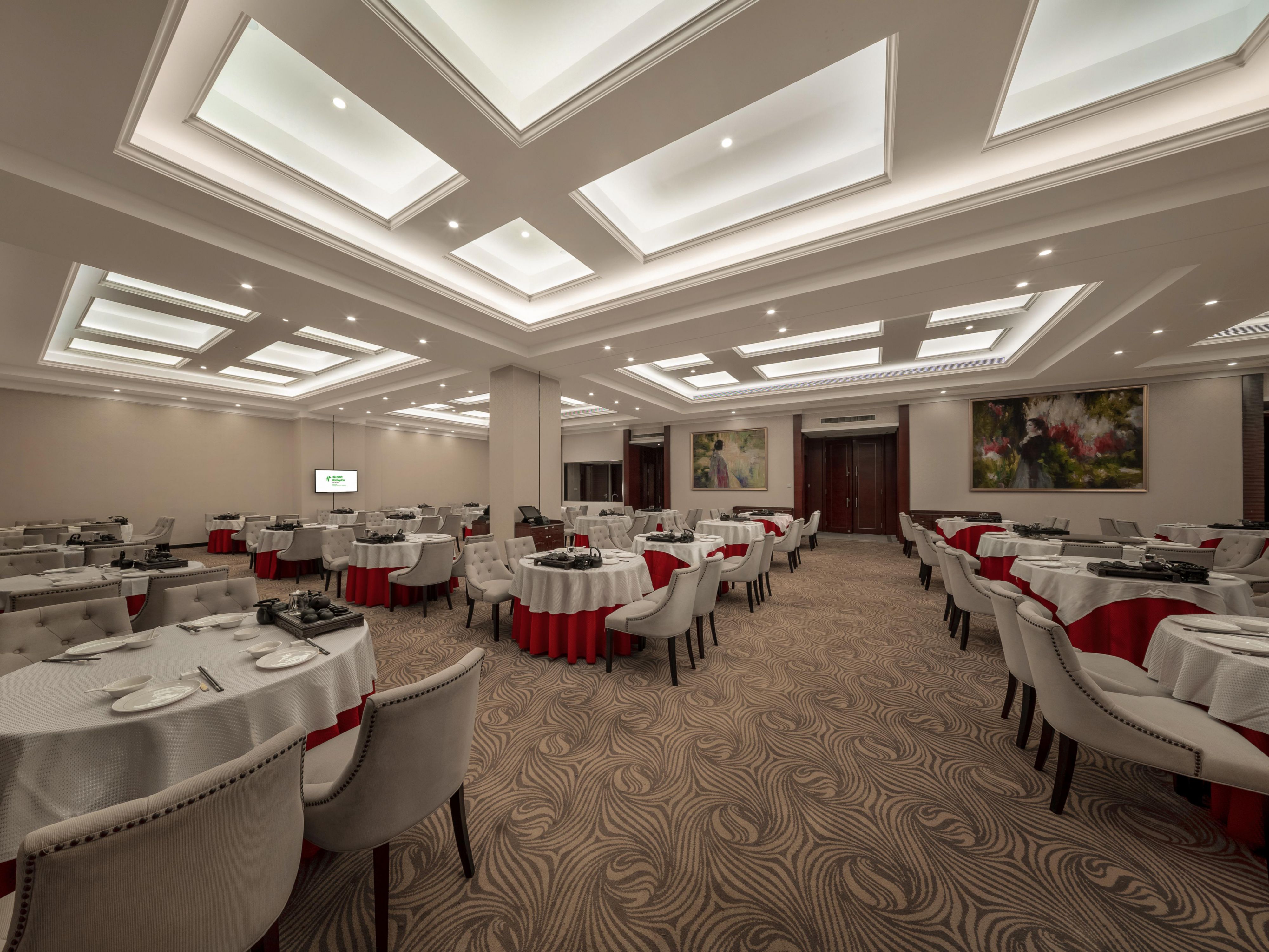 Chinese Restaurant decoration style, relaxed and comfortable dining environment, the hotel for you to provide cantonese, Hunan and Sichuan cuisine and other local characteristics of the excellent dishes, will make your banquet highlight the unique. 15 VIP rooms are the perfect choice for business banquets and family reunion.