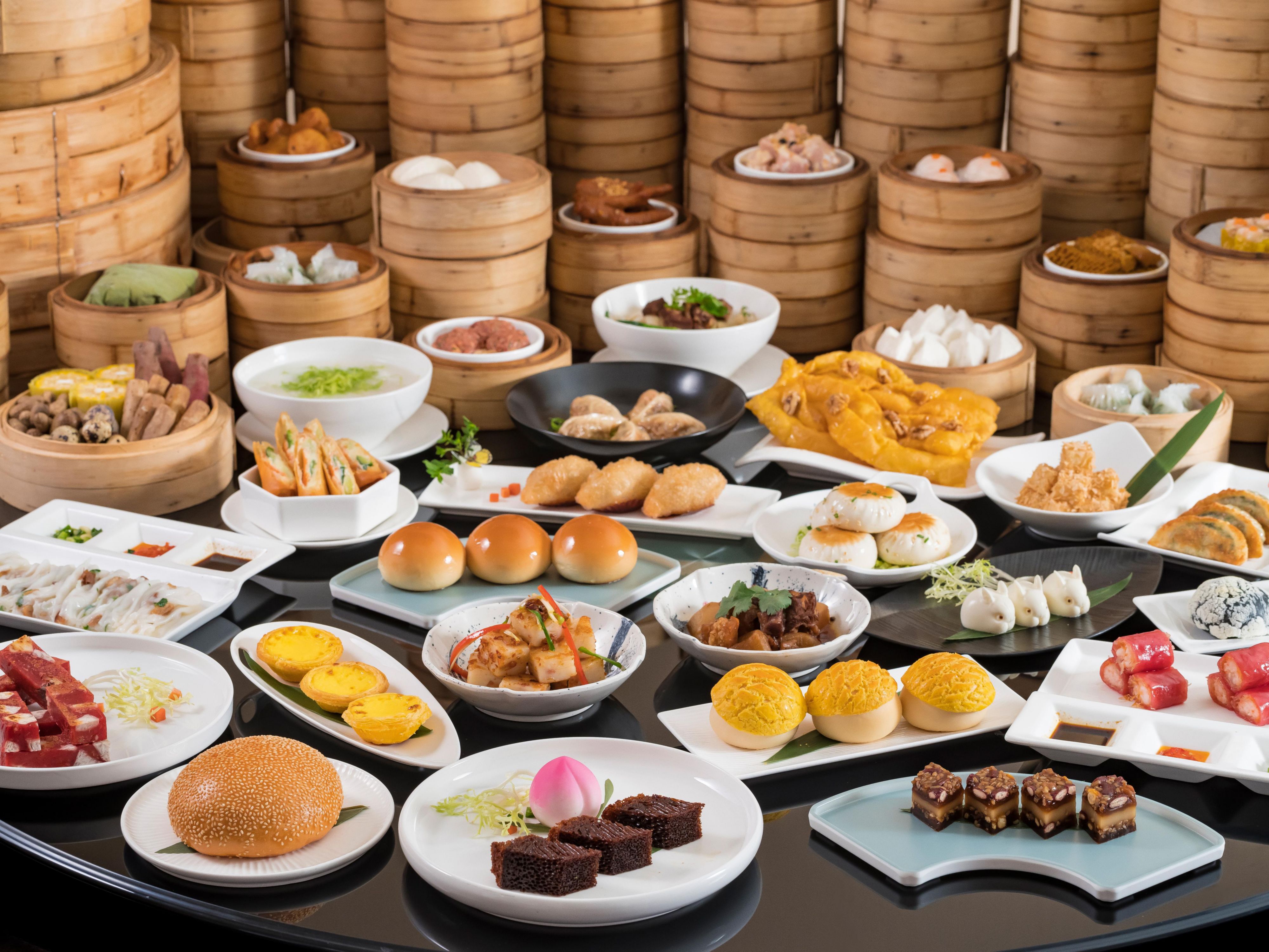 一盅两件，人生一乐。
三五知己，闲话家常。

叹早茶，是广东人的生活日常，无论时代如何变迁，现在仍热度不减。晶莹剔透的鲜香虾饺，鲍汁浓稠的凤爪，细腻爽滑的肠粉，还有香滑多汁的叉烧包，每件都像是早茶“标配”。

位于酒店二楼的锦云楼中餐厅，为一众食客呈献上百款精致的手工点心，香茶品茗，焕发早晨。