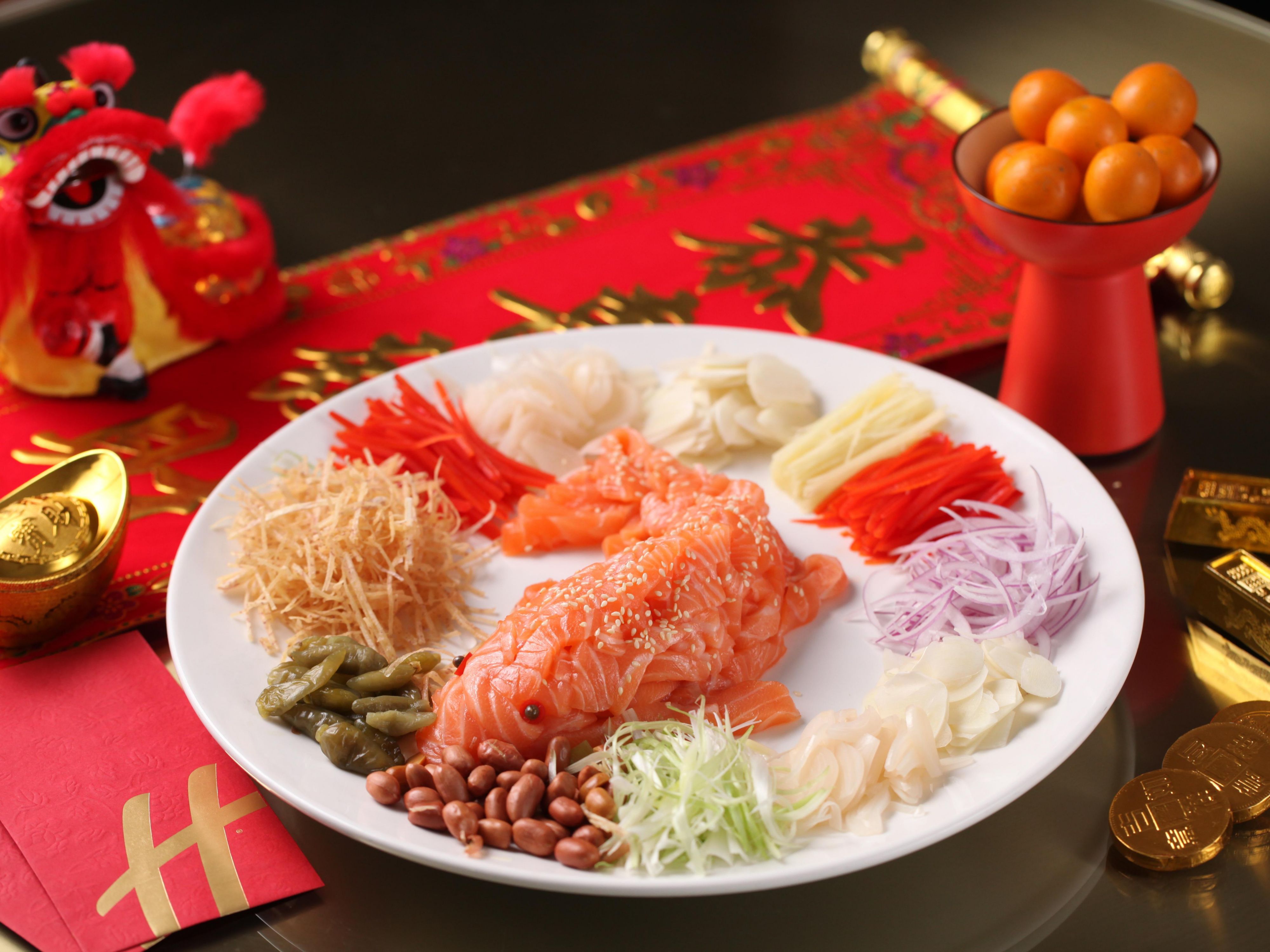 顺德美食承载着岭南文化，想寻滋解味，不妨品尝源于顺德伦教的民间美食-伦教糕，伦教糕“糕以地取名，地以糕传名。”荣获区级非物质文化遗产。世界美食之都的顺德有许多乡土美食以顺德镇街地区为名，如大良双皮奶、大良炸牛奶、陈村粉、均安蒸猪等菜肴。 顺德美食百味纷呈，您可在渔米之乡品尝数不胜数的美点佳肴。